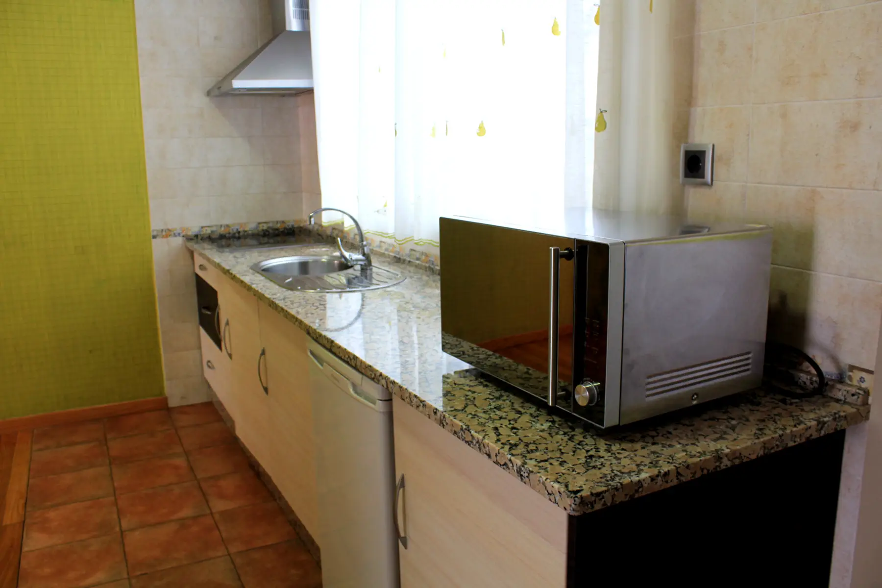 Cocina con microondas y fregadero — Apartamento familiar, InsideHome Porta do Sol, Vigo