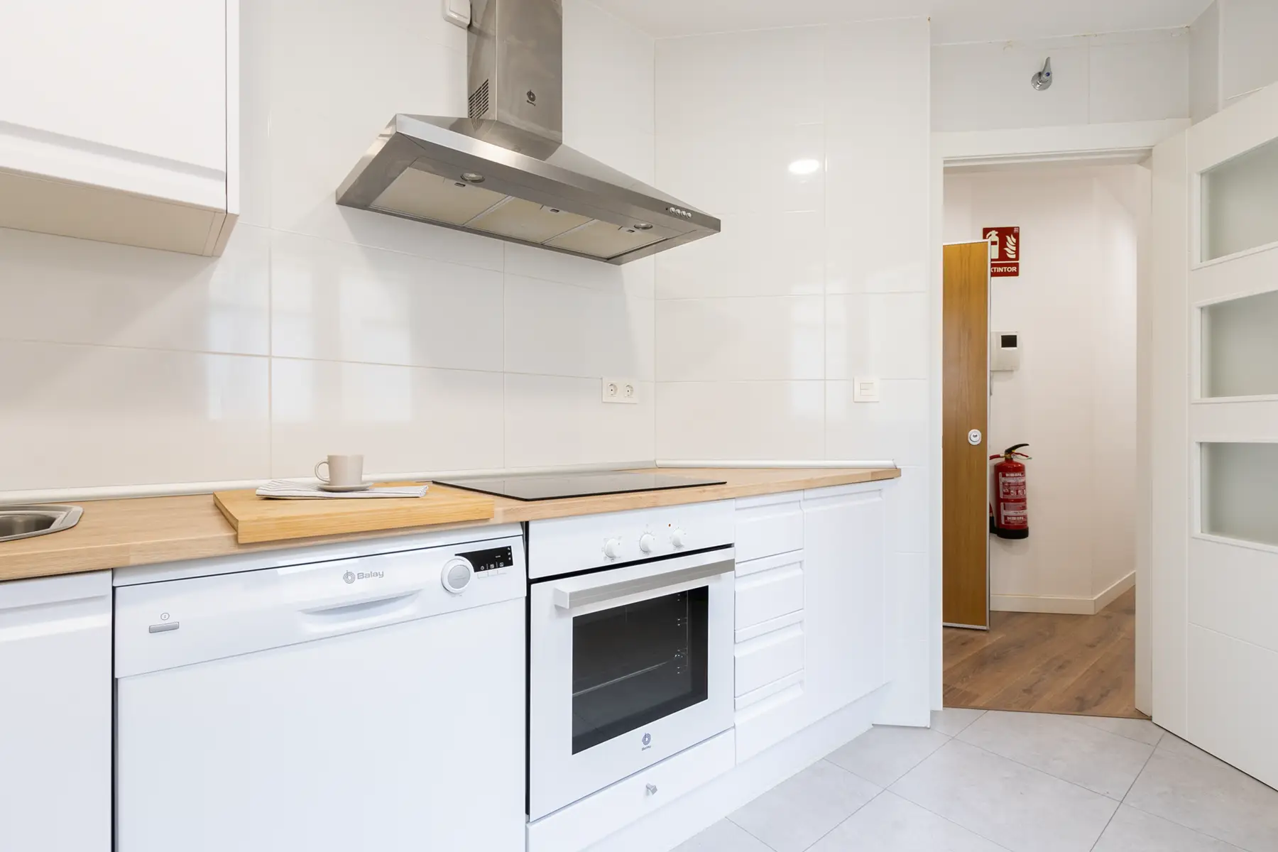 Cocina equipada con horno — Apartamento de 2 dormitorios - Estilo C, InsideHome Palencia Centro, Palencia