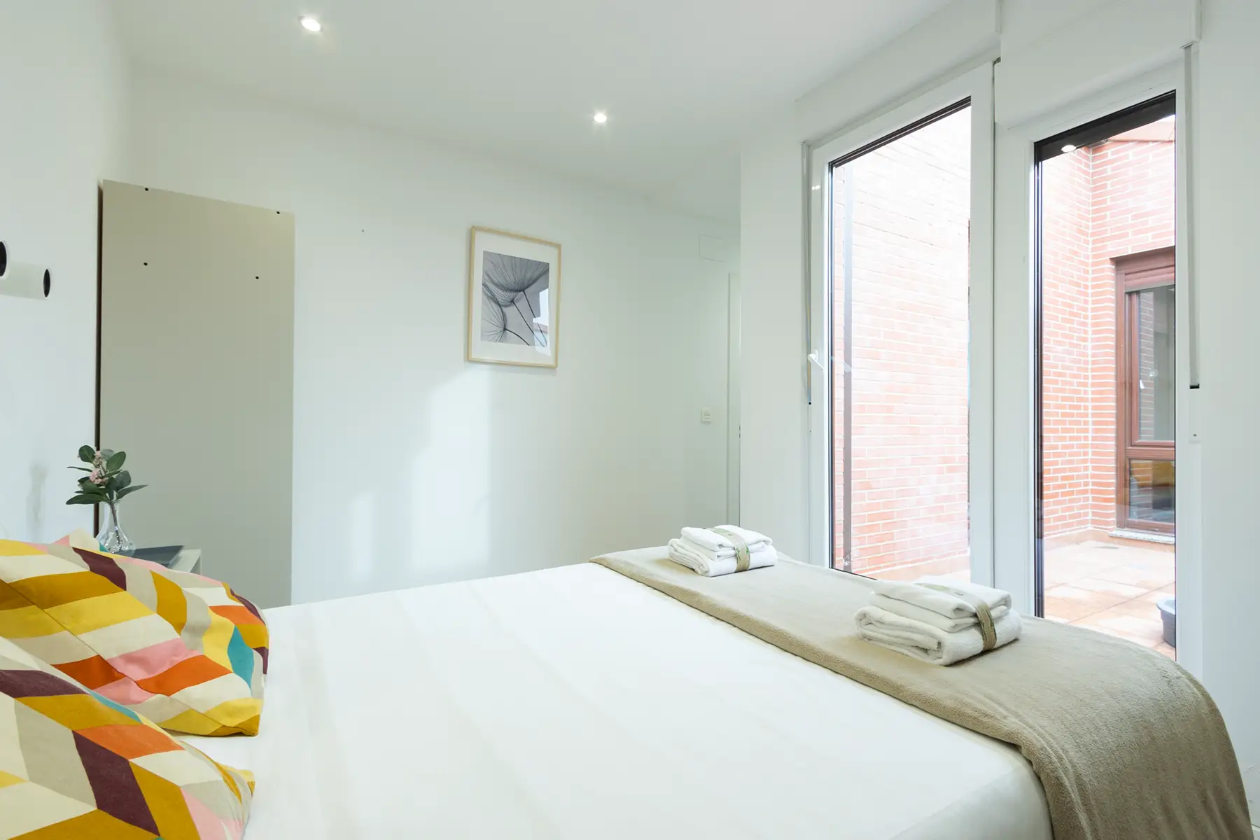 Dormitorio con acceso a terraza — Apartamento de 2 dormitorios - Estilo C, InsideHome Palencia Centro, Palencia