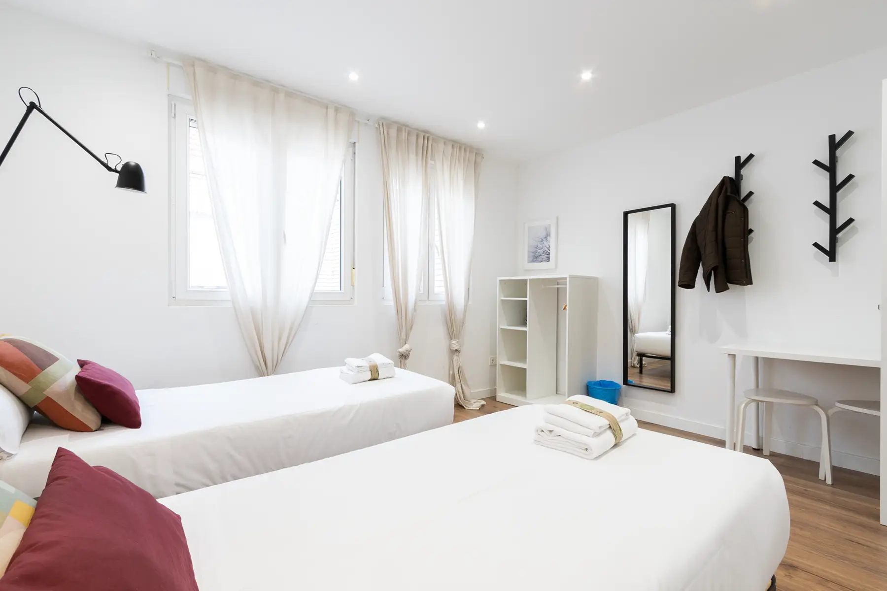 Dormitorio con dos camas y escritorio — Apartamento de 2 dormitorios - Estilo C, InsideHome Palencia Centro, Palencia