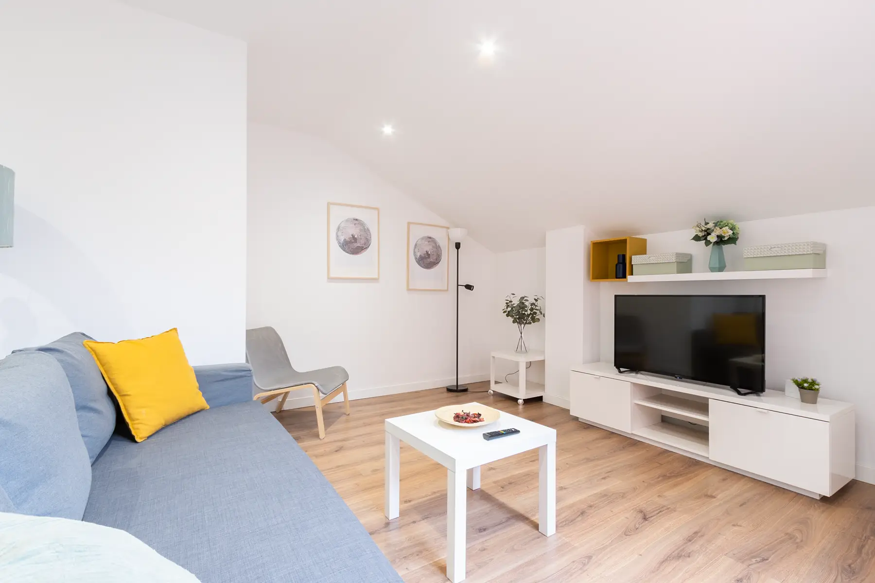 Salón con sofá y televisión — Apartamento de 2 dormitorios - Estilo C, InsideHome Palencia Centro, Palencia