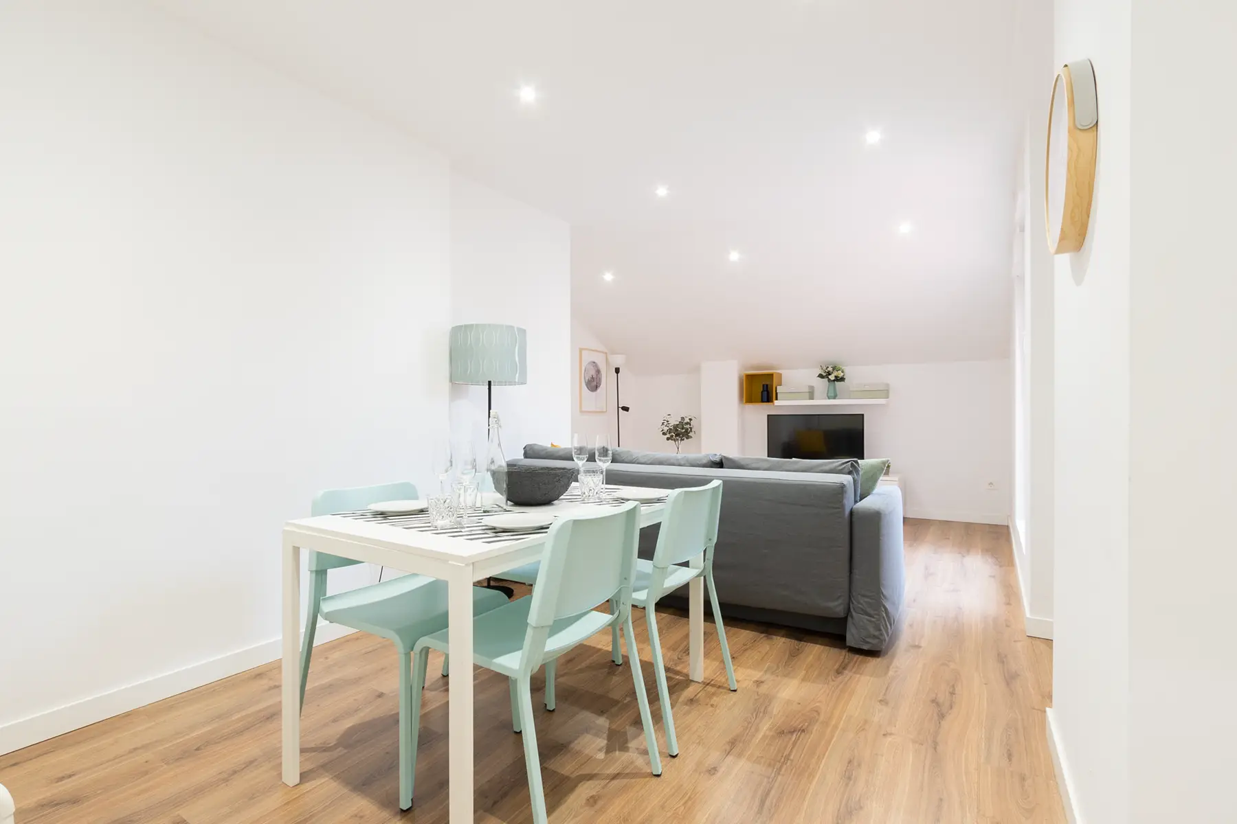 Comedor con mesa y sillas — Apartamento de 2 dormitorios - Estilo C, InsideHome Palencia Centro, Palencia