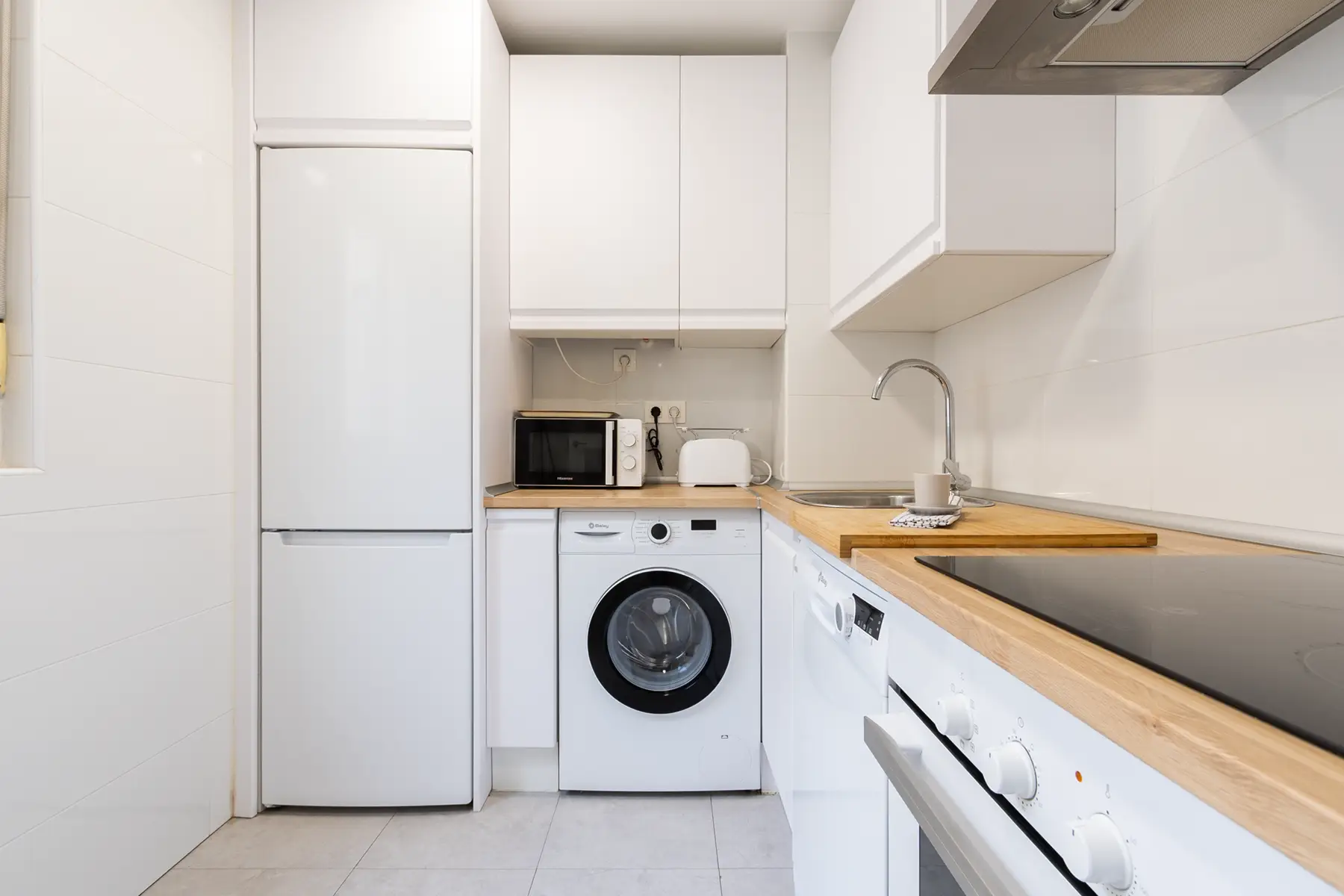 Cocina con lavadora y microondas — Apartamento de 2 dormitorios - Estilo C, InsideHome Palencia Centro, Palencia