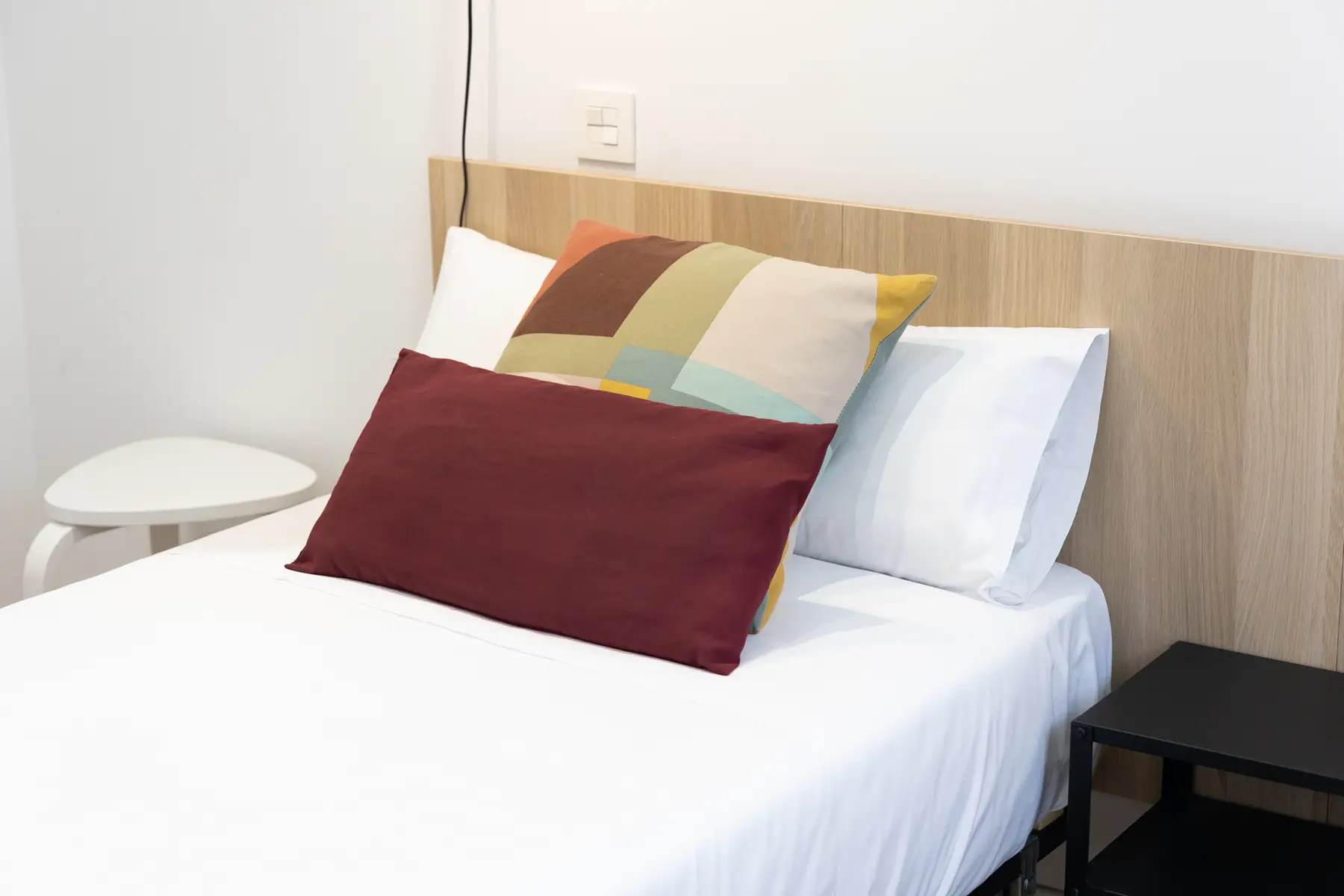 Detalle de cama con cojines — Apartamento de 2 dormitorios - Estilo C, InsideHome Palencia Centro, Palencia