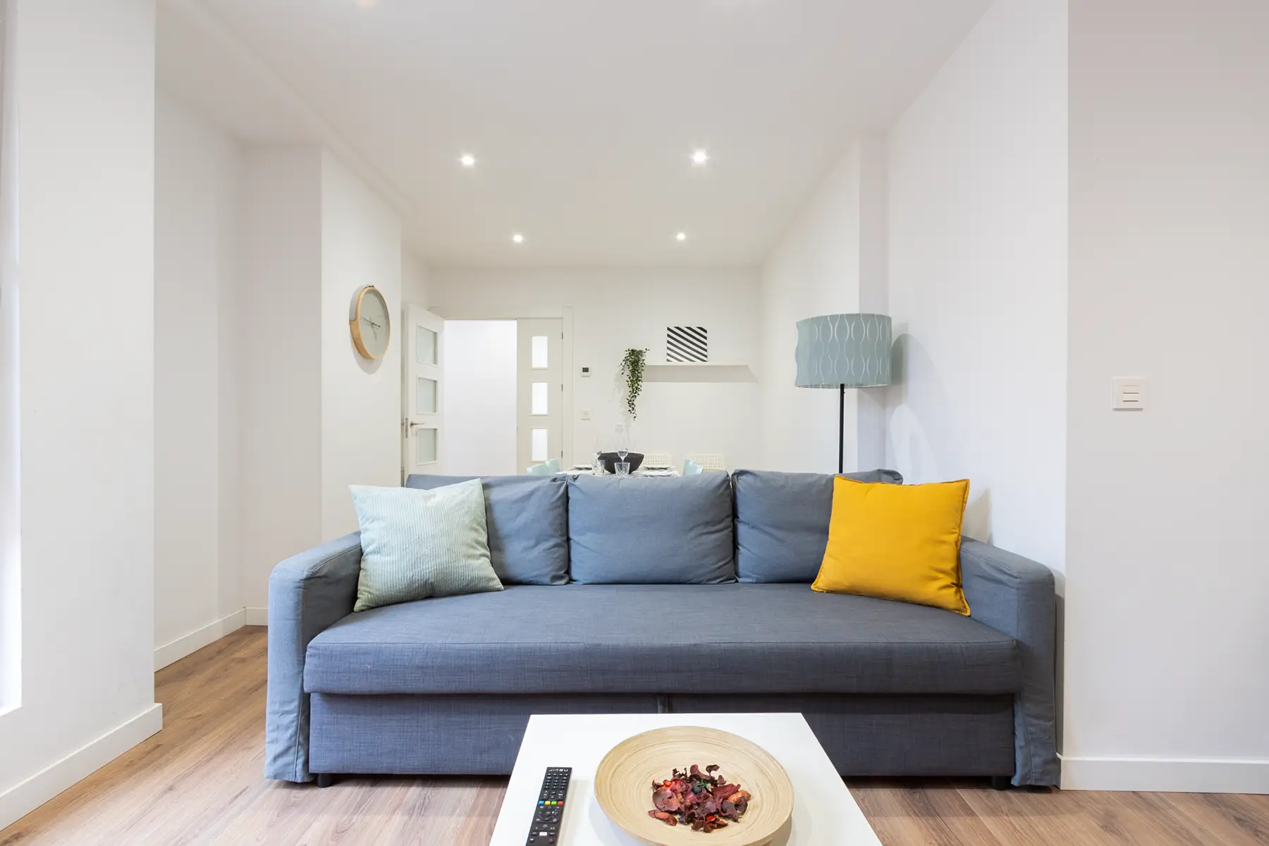 Salón con sofá y lámpara — Apartamento de 2 dormitorios - Estilo C, InsideHome Palencia Centro, Palencia
