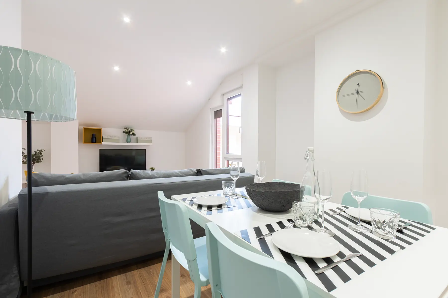 Salón comedor con mesa puesta — Apartamento de 2 dormitorios - Estilo C, InsideHome Palencia Centro, Palencia