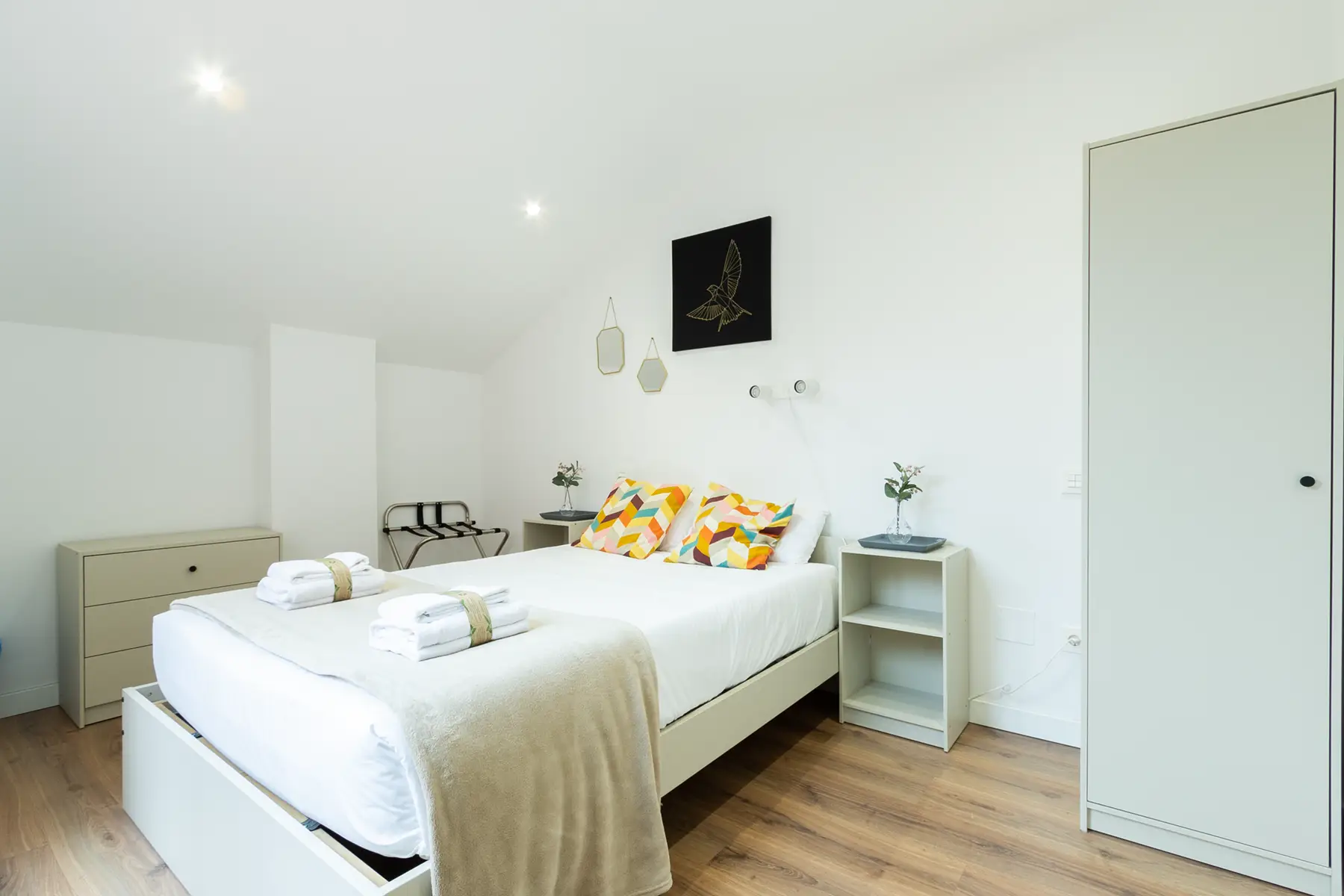 Dormitorio con cama doble y armario — Apartamento de 2 dormitorios - Estilo C, InsideHome Palencia Centro, Palencia