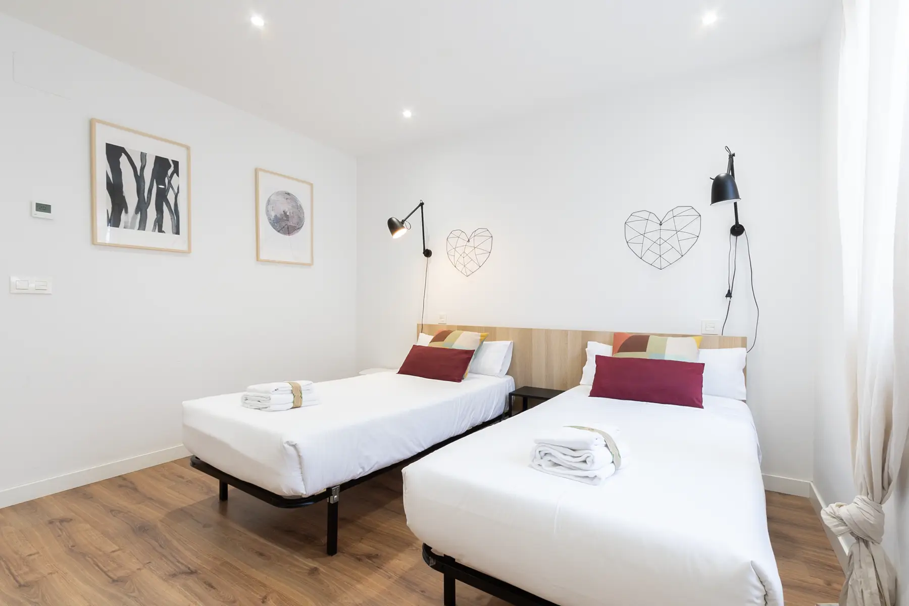 Dormitorio con dos camas individuales — Apartamento de 2 dormitorios - Estilo C, InsideHome Palencia Centro, Palencia