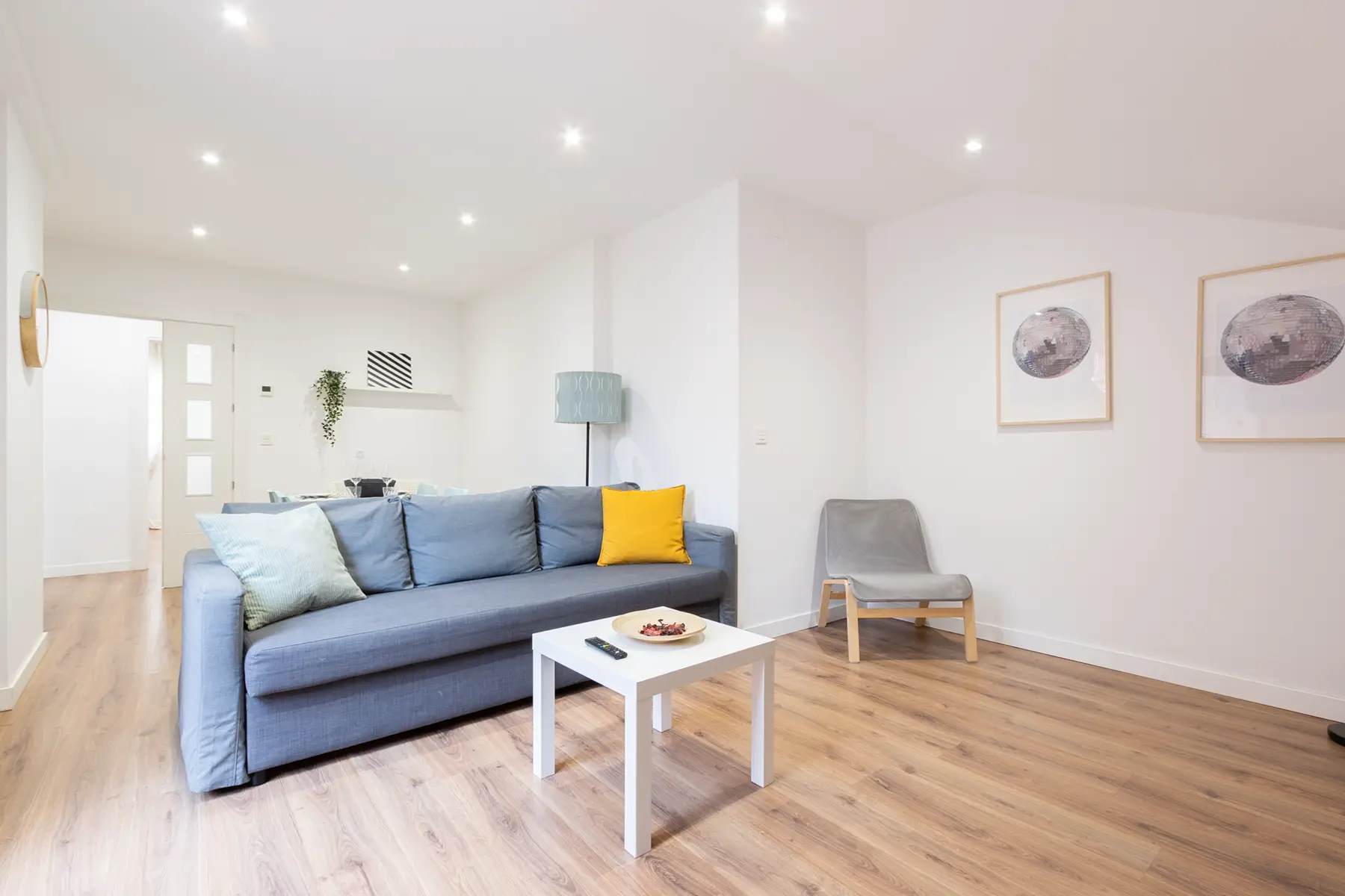 Salón con sofá gris — Apartamento de 2 dormitorios - Estilo D, InsideHome Palencia Centro, Palencia