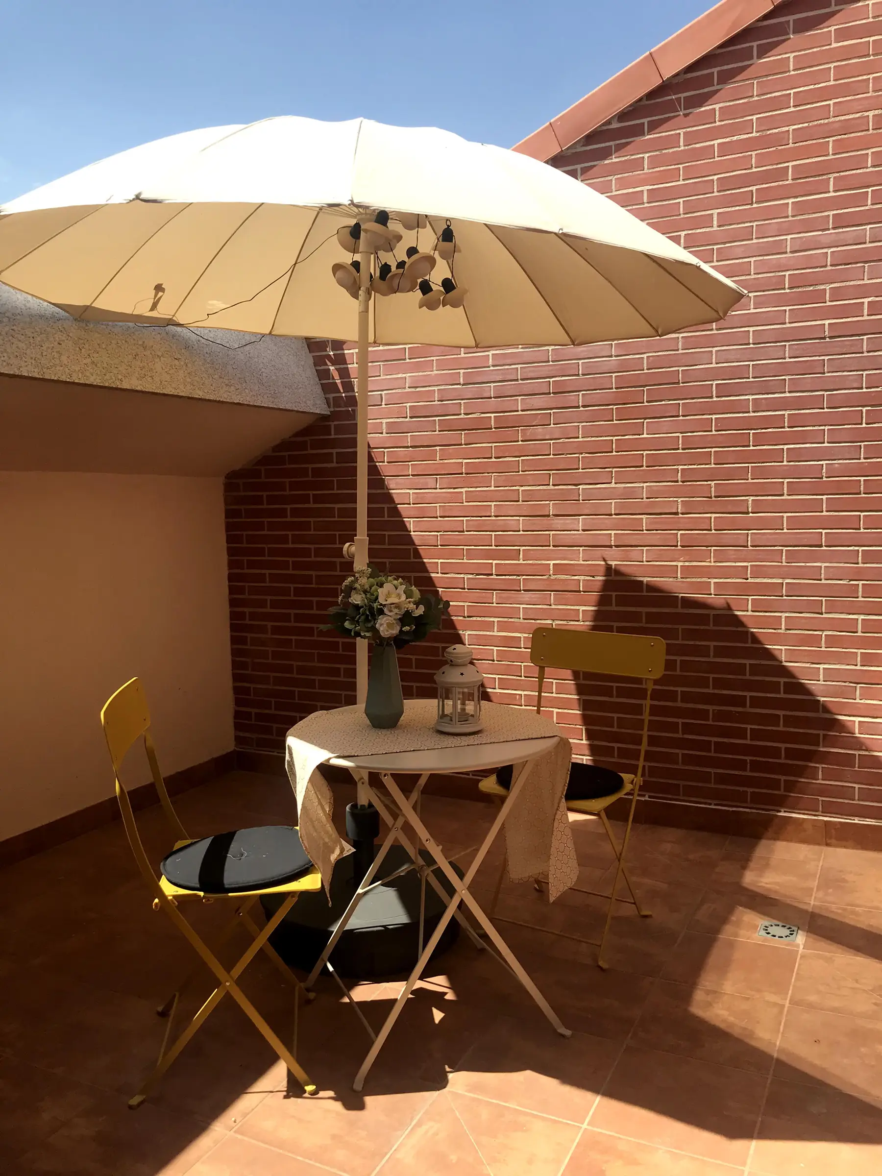 Terraza con sombrilla y mesa — Apartamento de 2 dormitorios - Estilo C, InsideHome Palencia Centro, Palencia