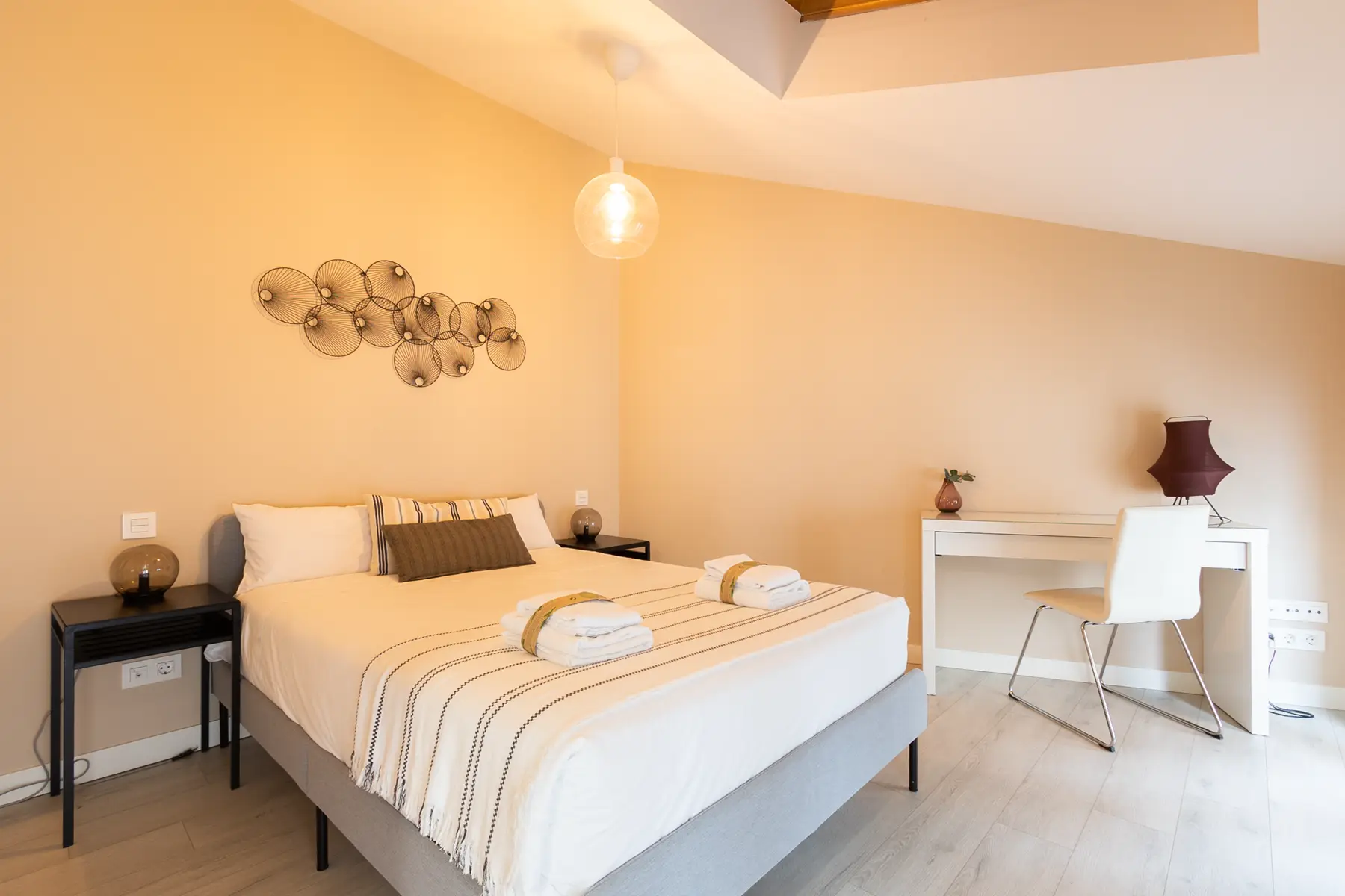 Dormitorio con cama doble y escritorio — Apartamento de 1 habitación - Casita de Montse, InsideHome Palencia Centro, Palencia