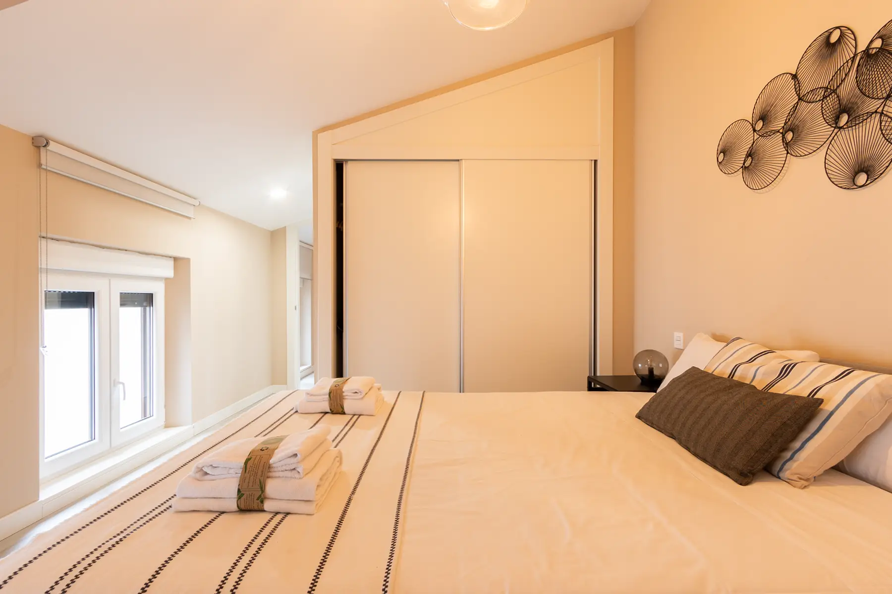 Dormitorio con cama doble y ventana — Apartamento de 1 habitación - Casita de Montse, InsideHome Palencia Centro, Palencia