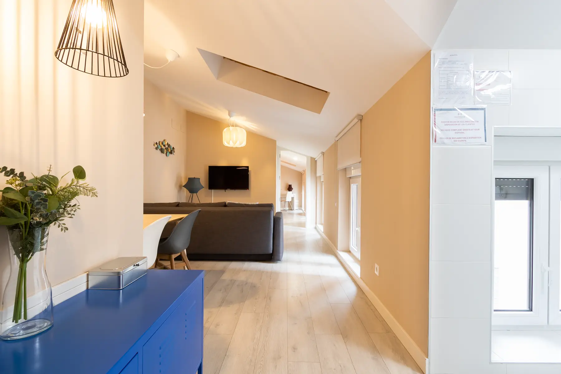Salón abuhardillado con sofá — Apartamento de 1 habitación - Casita de Montse, InsideHome Palencia Centro, Palencia