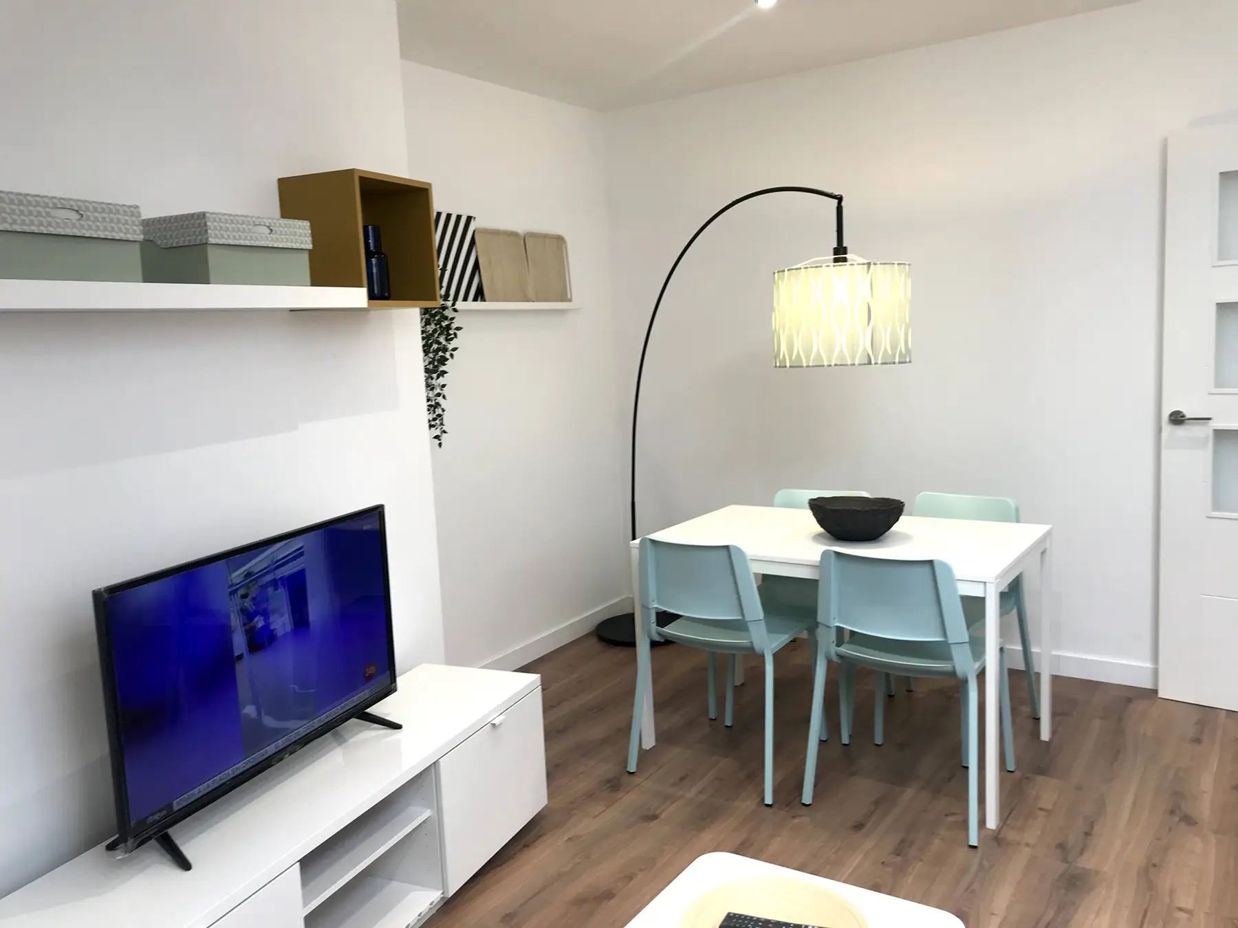 Salón con televisión y comedor — Estudio, InsideHome Palencia Centro, Palencia