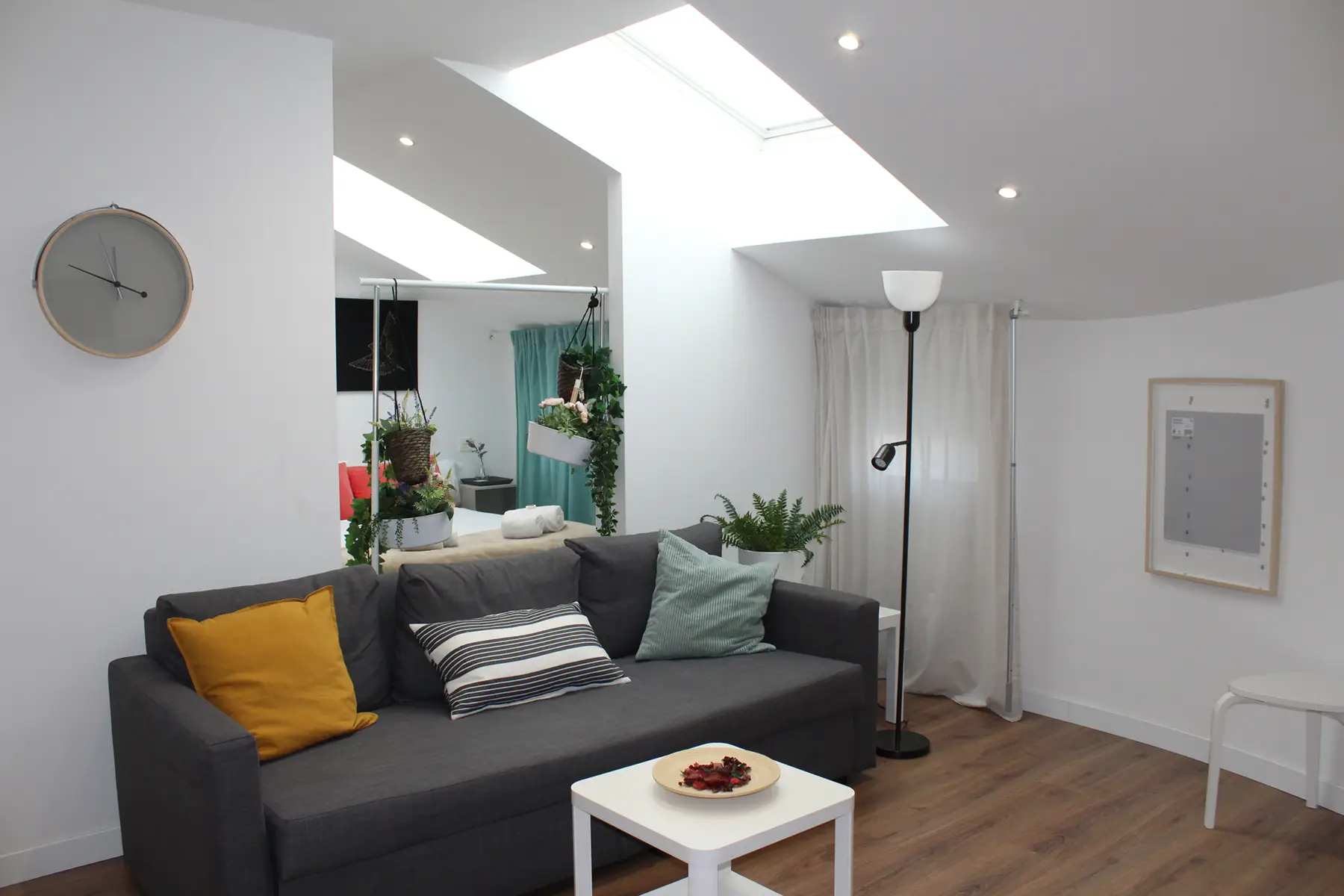 Salón con sofá y claraboya — Estudio, InsideHome Palencia Centro, Palencia
