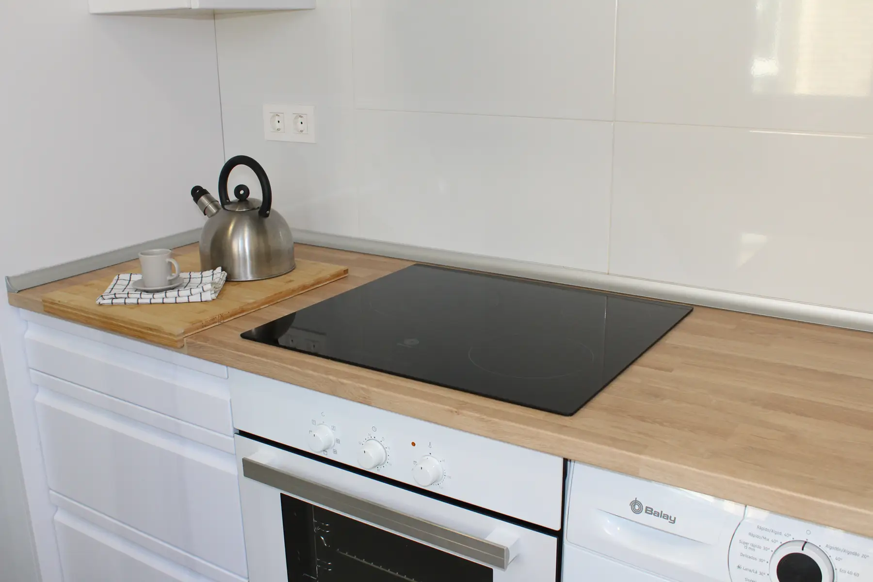 Detalle de cocina con vitrocerámica — Estudio, InsideHome Palencia Centro, Palencia