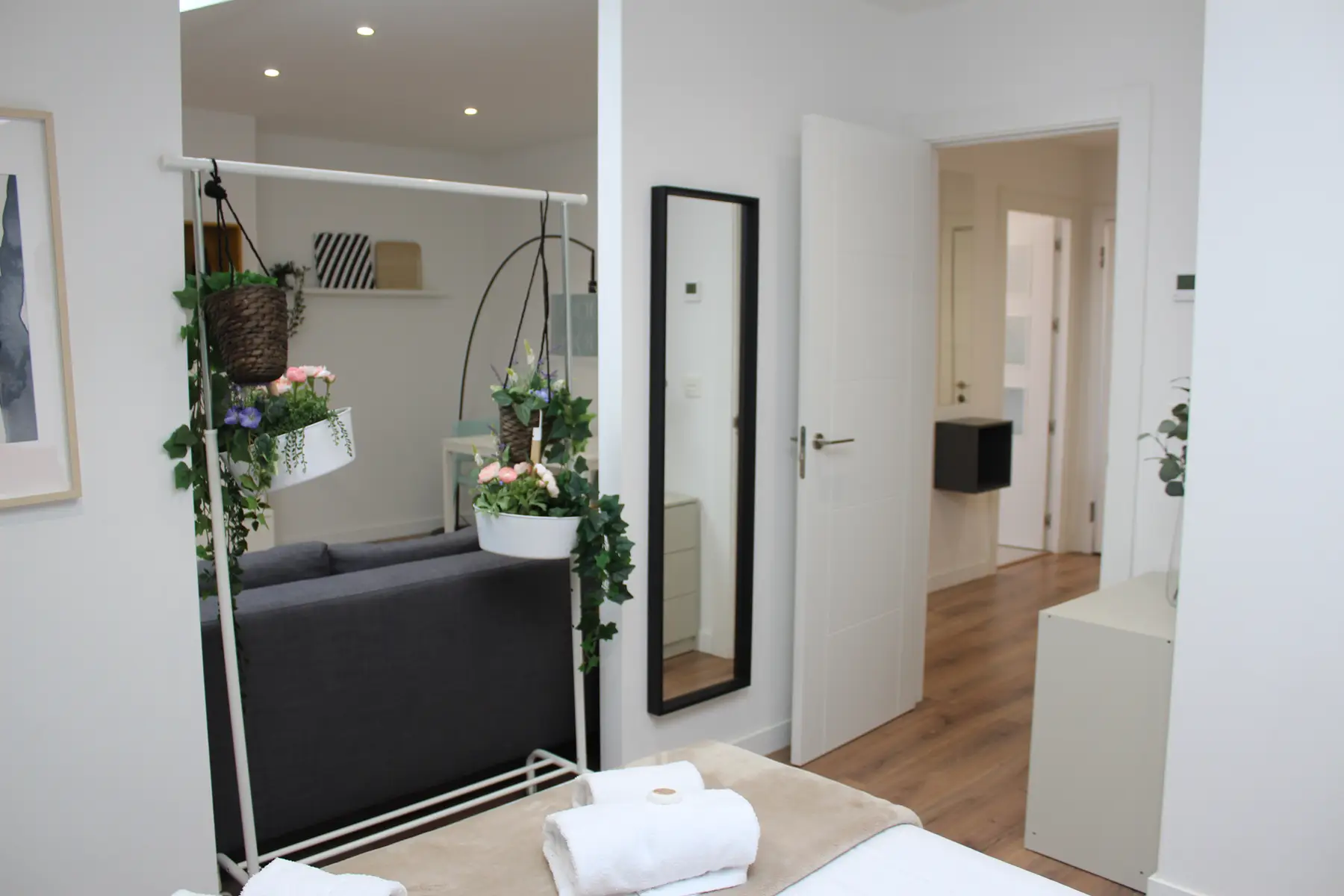Dormitorio con espejo de pie — Estudio, InsideHome Palencia Centro, Palencia
