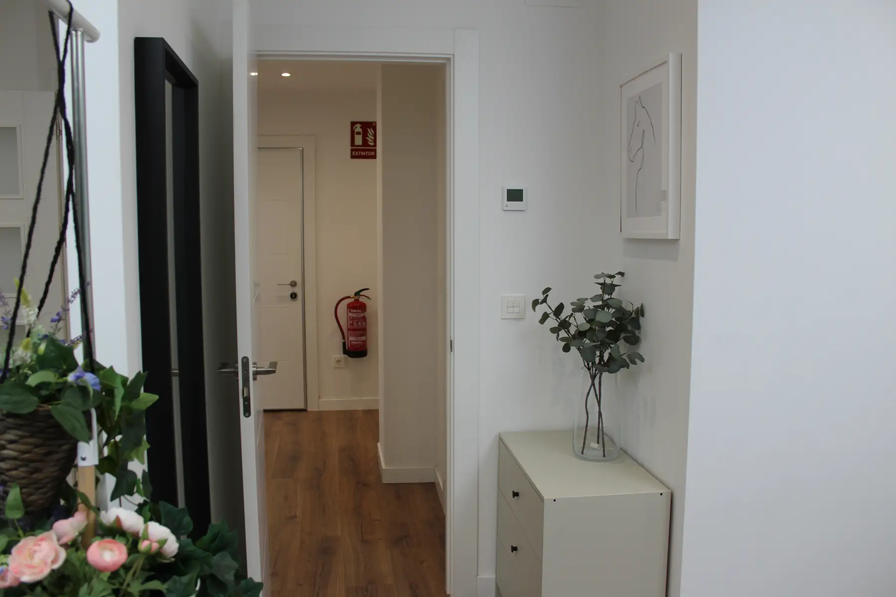 Recibidor con cómoda blanca — Estudio, InsideHome Palencia Centro, Palencia