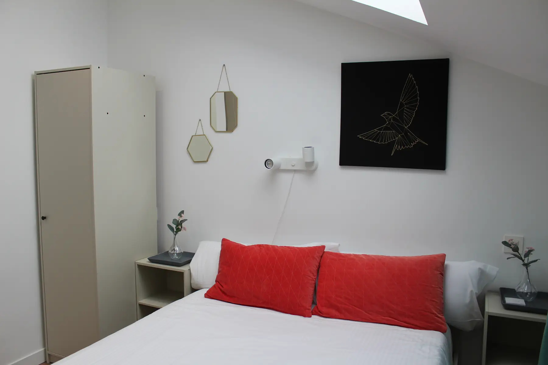 Dormitorio con cama y armario — Estudio, InsideHome Palencia Centro, Palencia