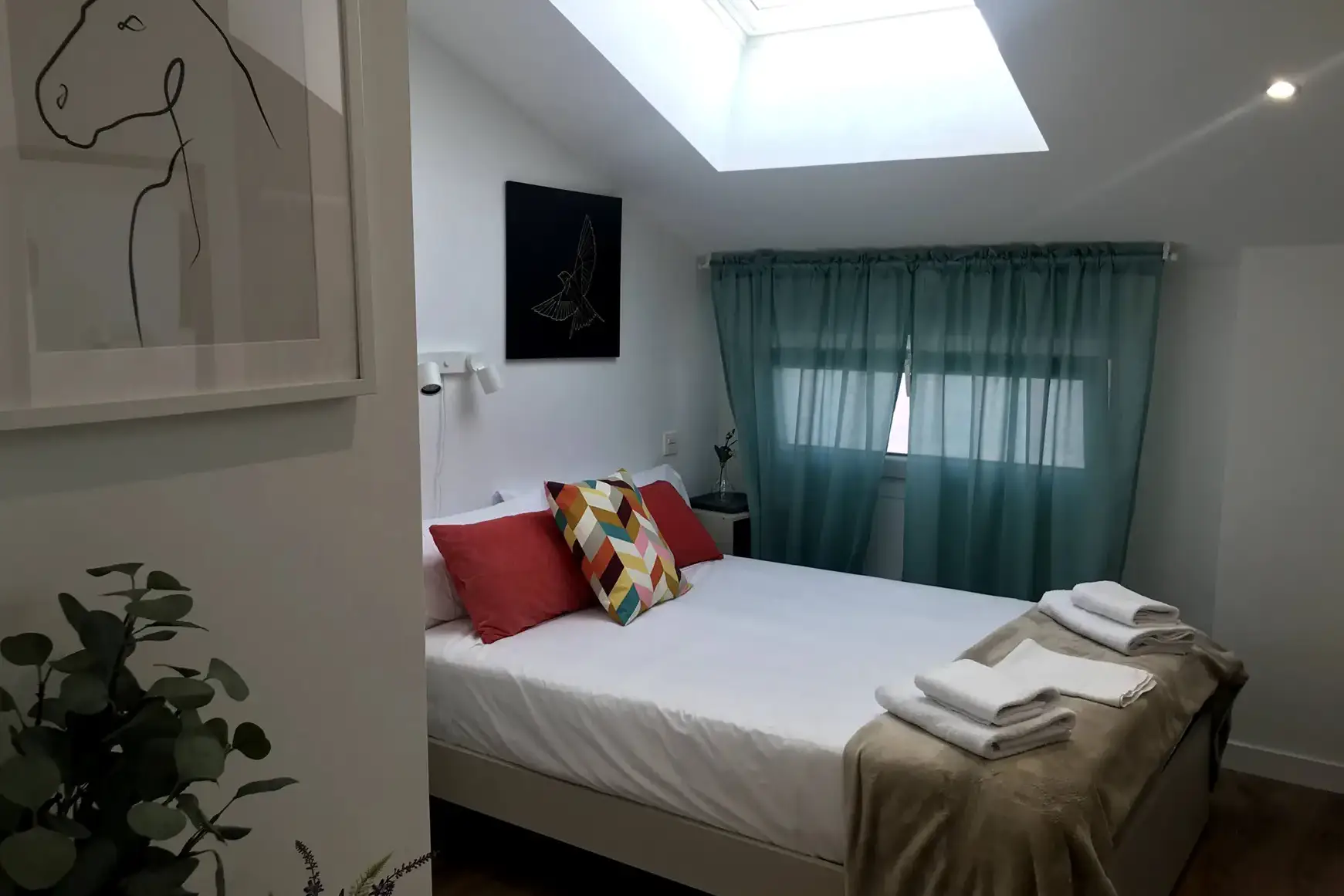 Cama doble bajo la claraboya — Estudio, InsideHome Palencia Centro, Palencia