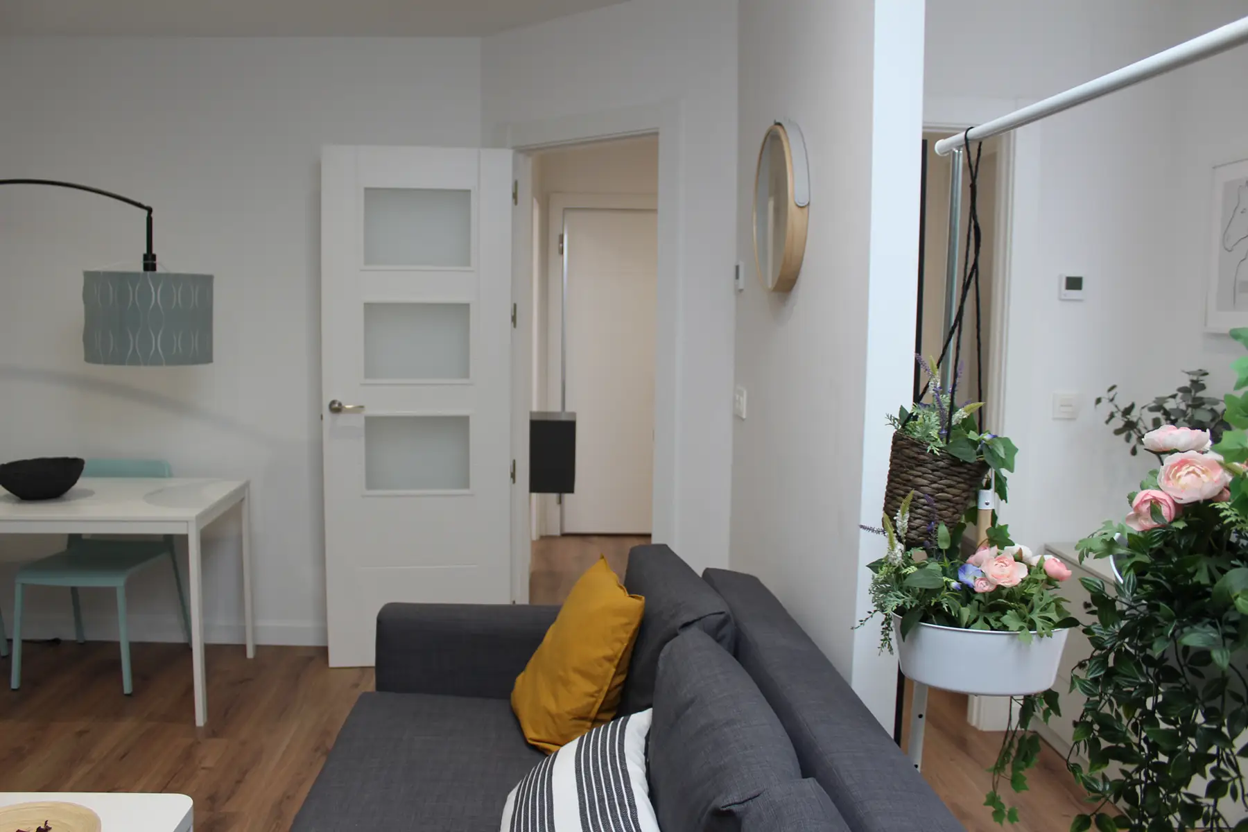 Salón con sofá y plantas — Estudio, InsideHome Palencia Centro, Palencia