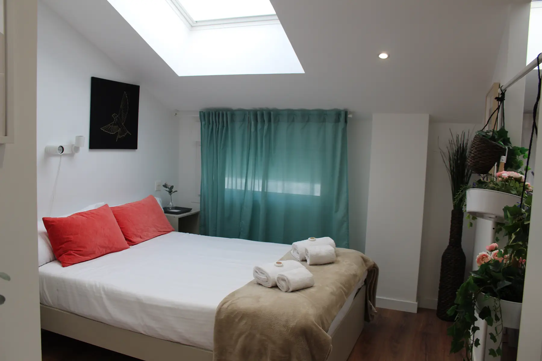 Dormitorio con cama y plantas — Estudio, InsideHome Palencia Centro, Palencia