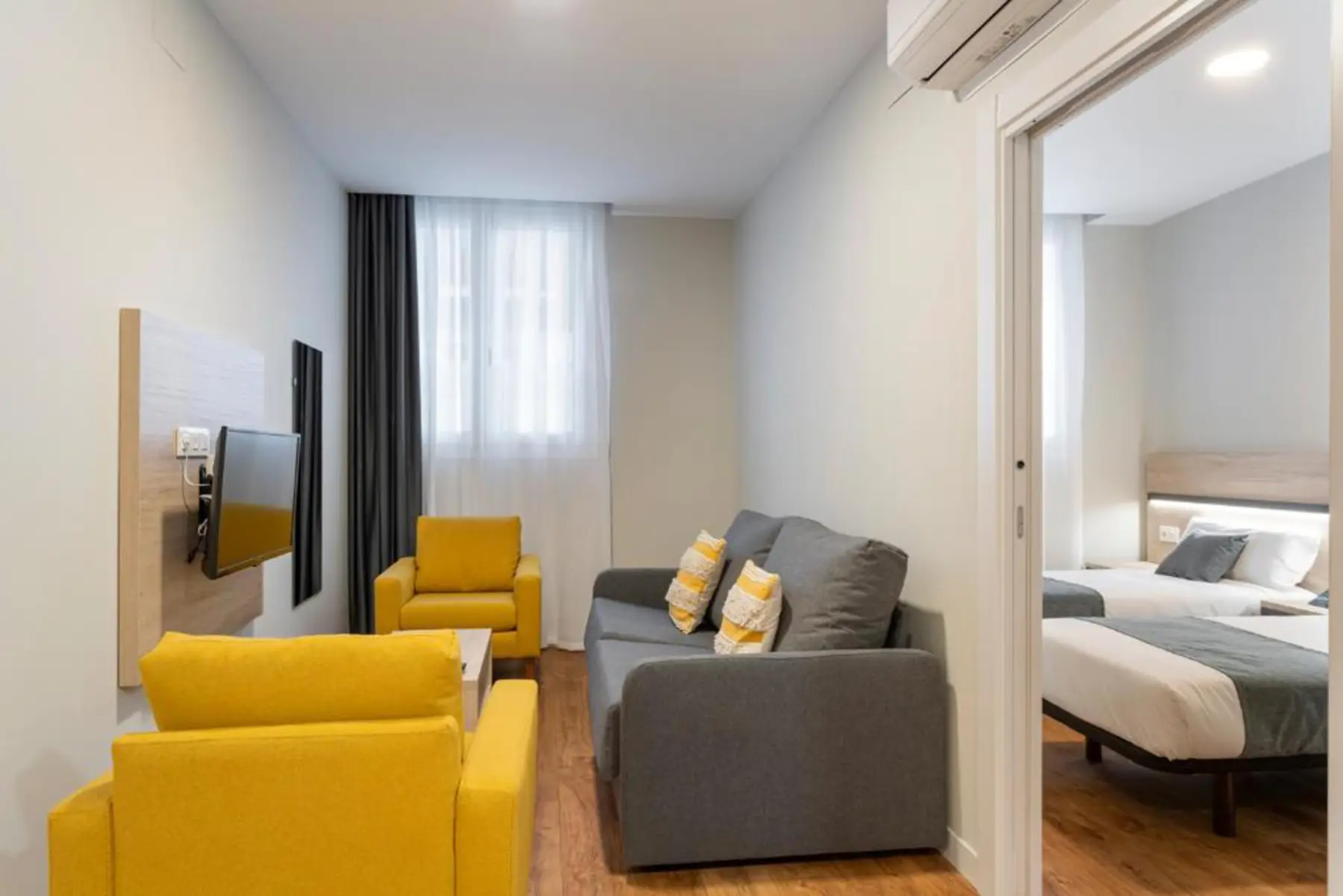 Sala de estar junto al dormitorio — Estudio Planta Baja Adaptado, InsideHome Palencia Catedral, Palencia