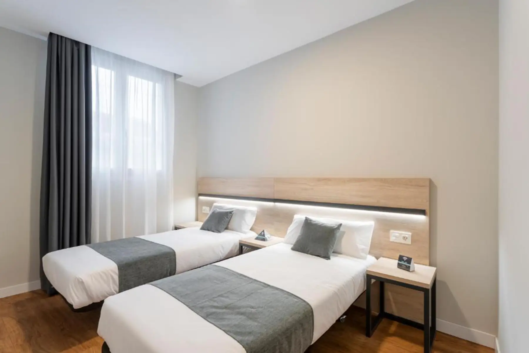 Dos camas con cabecero iluminado — Estudio Planta Baja Adaptado, InsideHome Palencia Catedral, Palencia
