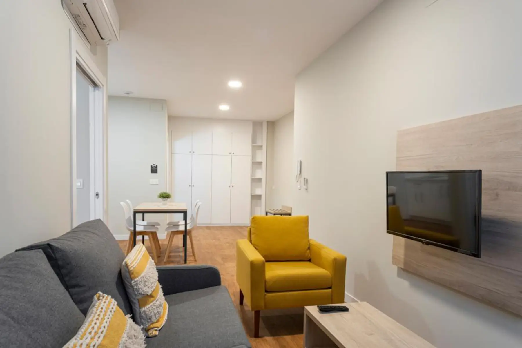 Salón con sofá y butaca — Estudio Planta Baja Adaptado, InsideHome Palencia Catedral, Palencia