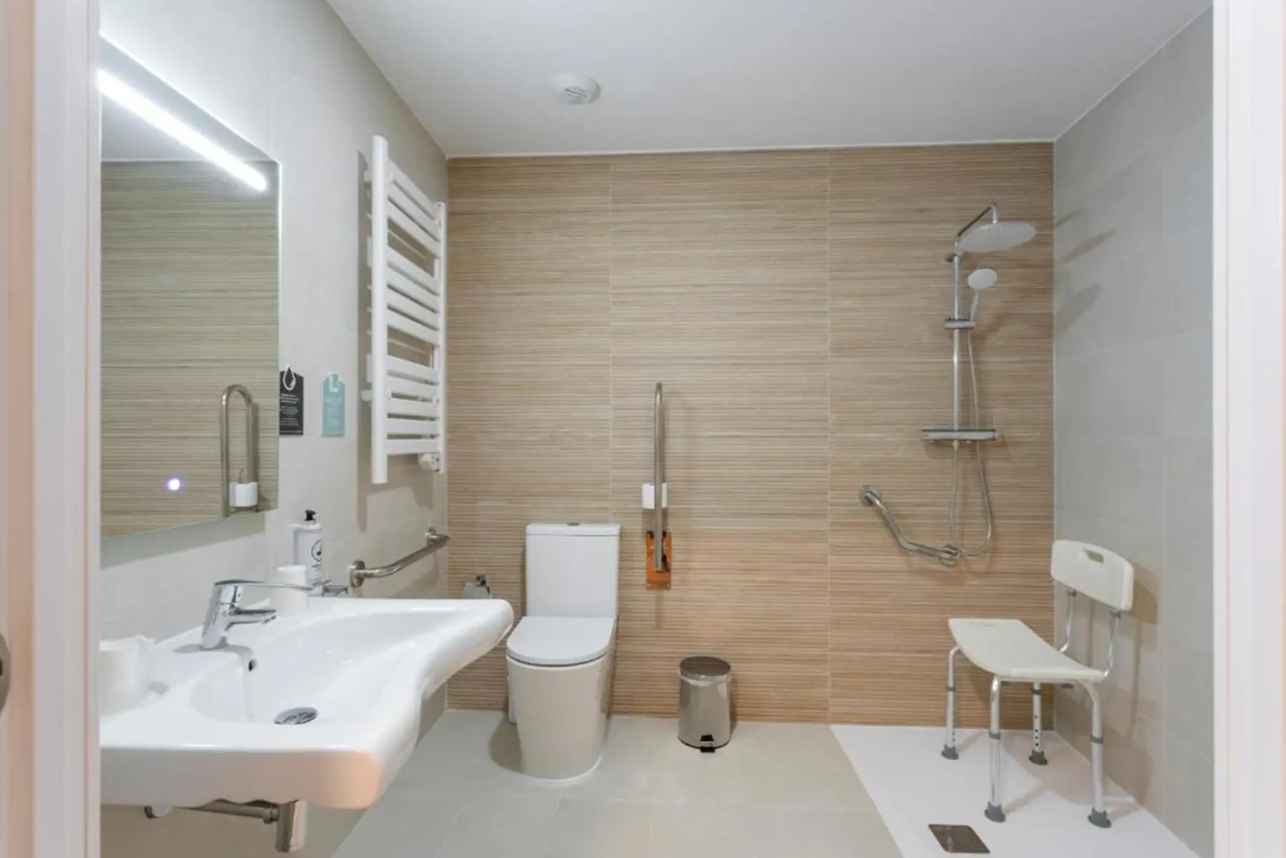 Baño adaptado con ducha — Estudio Planta Baja Adaptado, InsideHome Palencia Catedral, Palencia