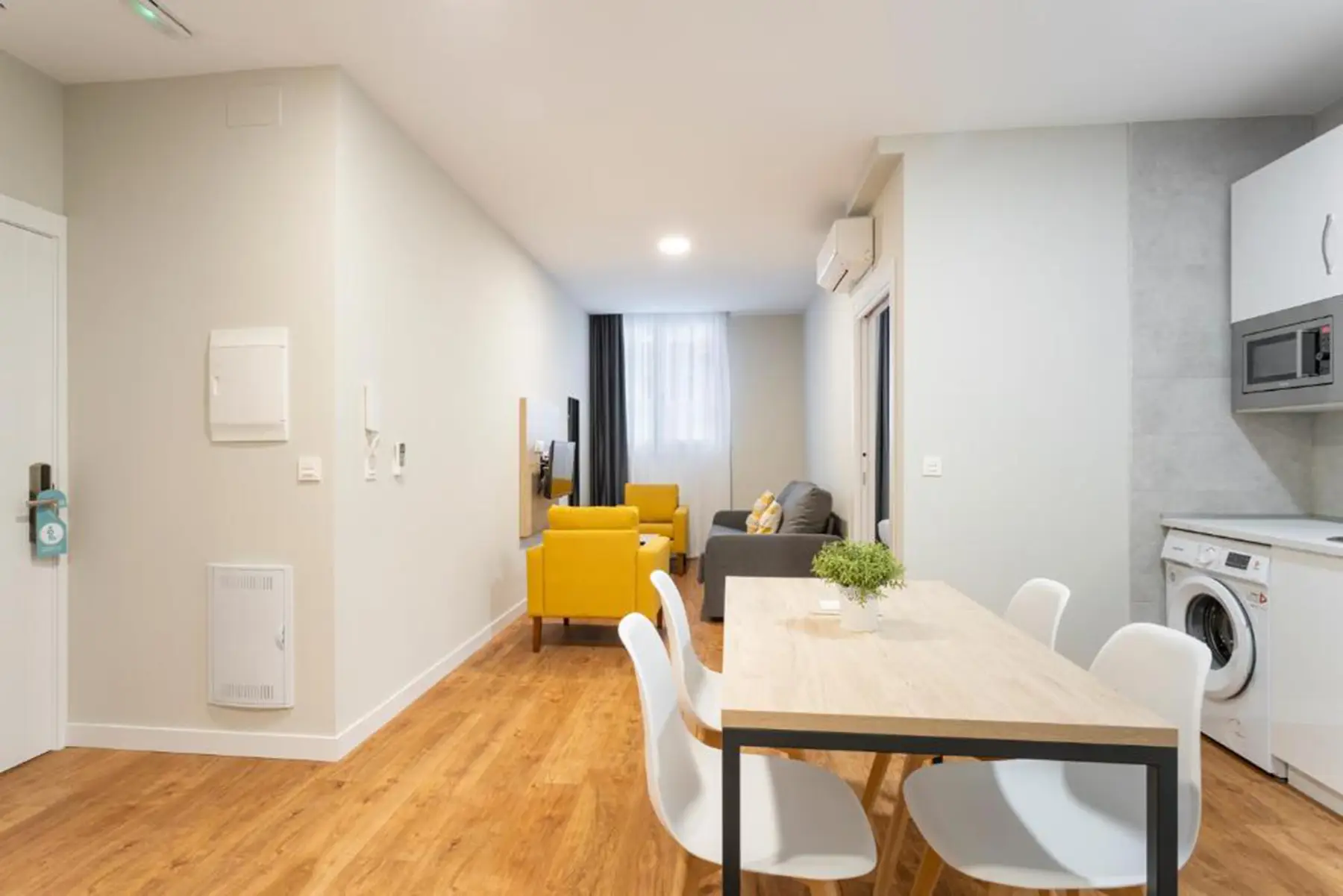 Salón comedor con cocina abierta — Estudio Planta Baja Adaptado, InsideHome Palencia Catedral, Palencia