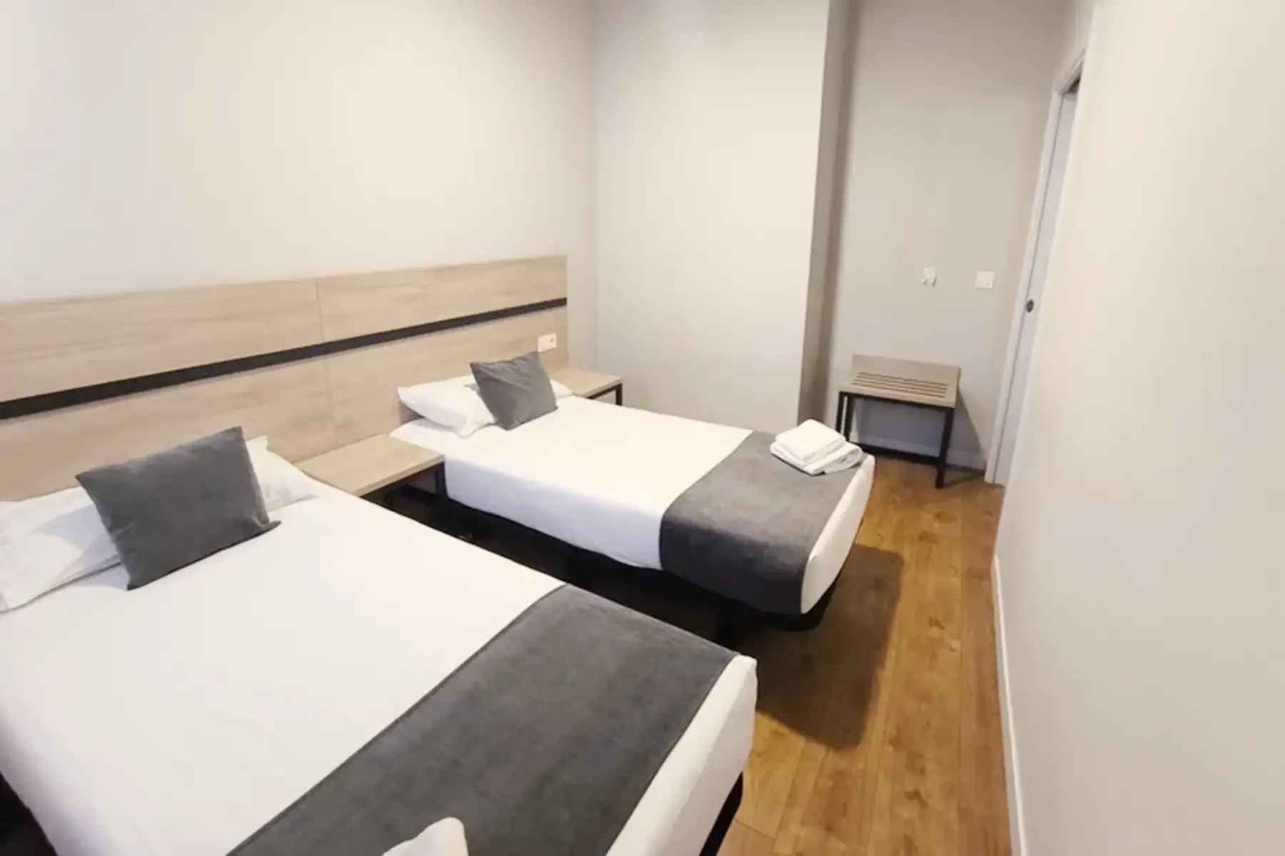 Dormitorio con dos camas individuales — Estudio Planta Baja Adaptado, InsideHome Palencia Catedral, Palencia