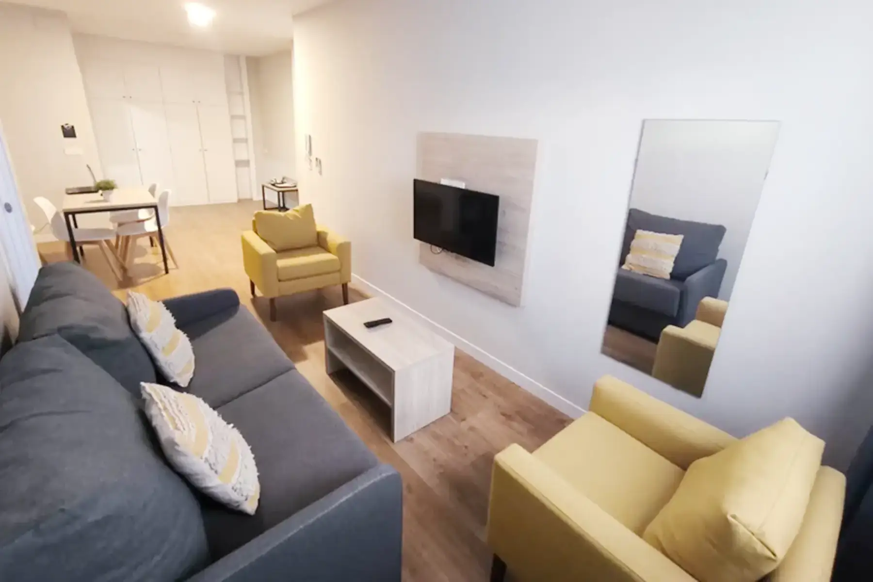 Salón con butacas amarillas — Estudio Planta Baja Adaptado, InsideHome Palencia Catedral, Palencia
