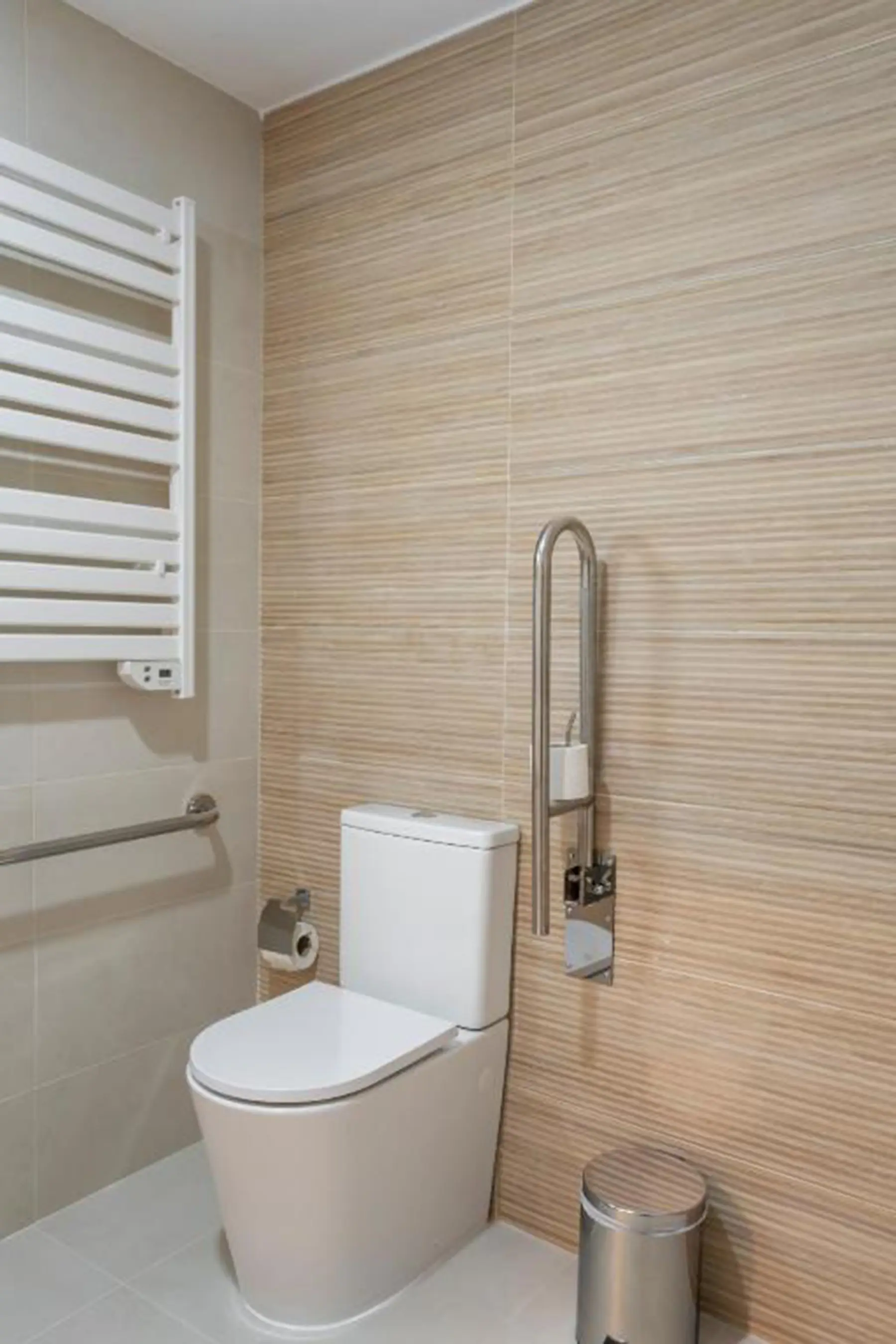 Baño con barras de apoyo — Estudio Planta Baja Adaptado, InsideHome Palencia Catedral, Palencia