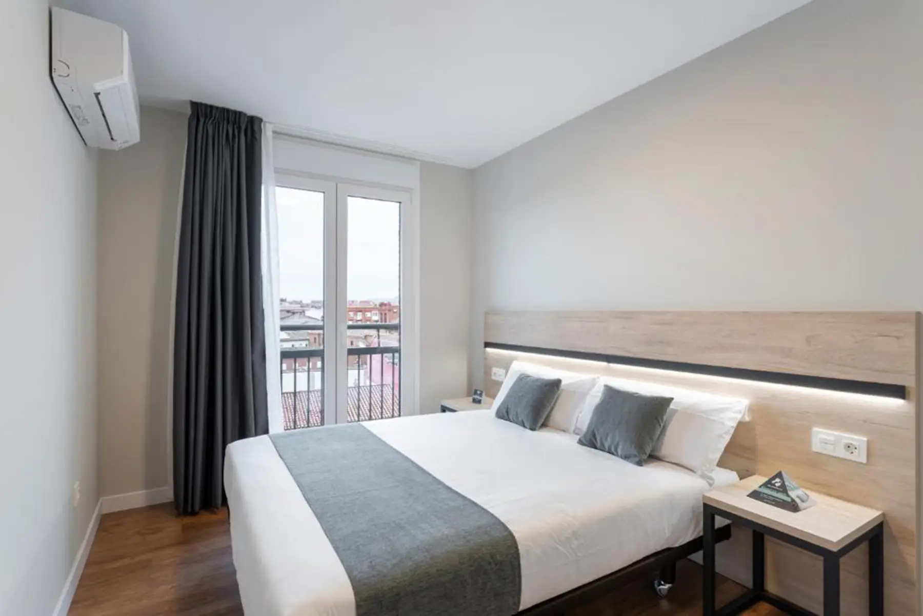 Dormitorio con cama doble y balcón — Apartamento de 2 habitaciones, InsideHome Palencia Catedral, Palencia