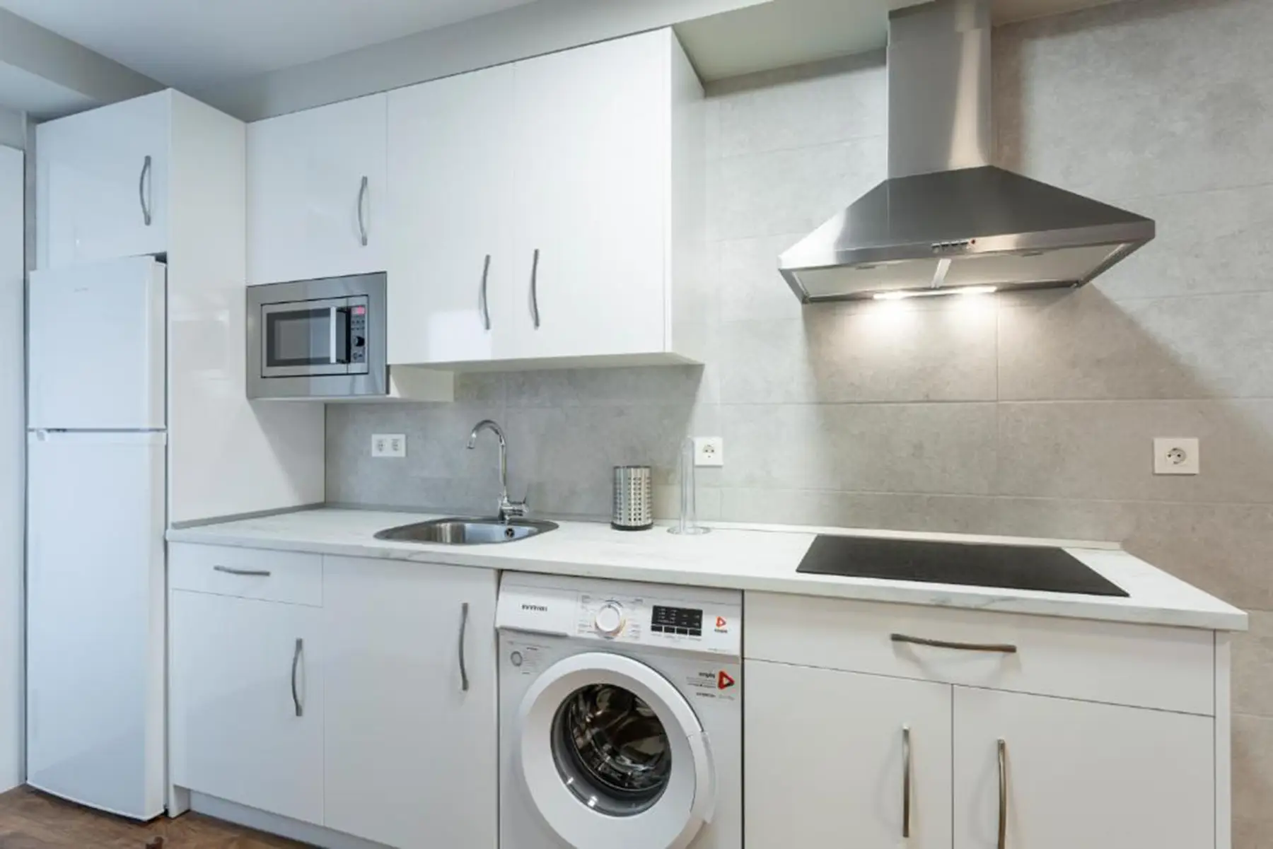 Cocina blanca con lavadora — Apartamento de 2 habitaciones, InsideHome Palencia Catedral, Palencia