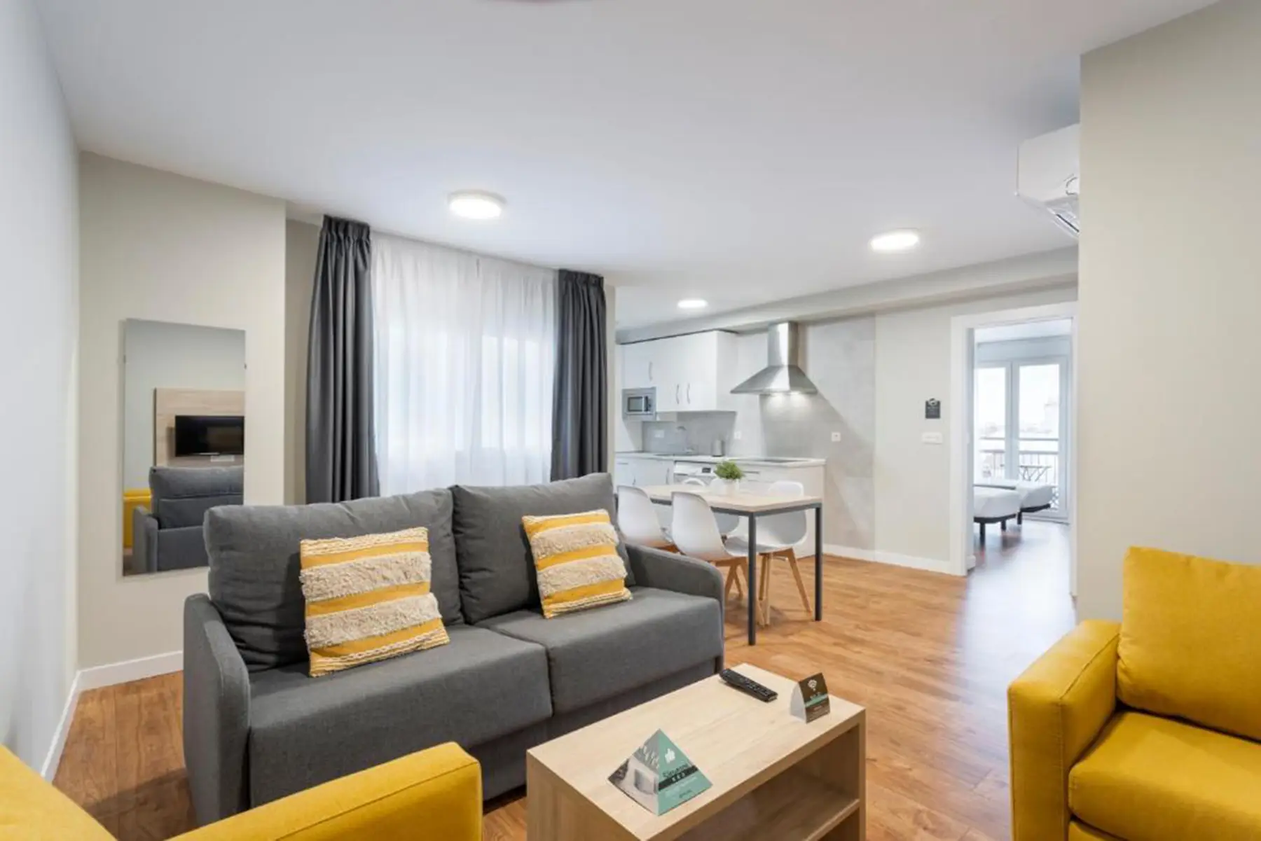 Salón con sofá y cocina abierta — Apartamento de 2 habitaciones, InsideHome Palencia Catedral, Palencia