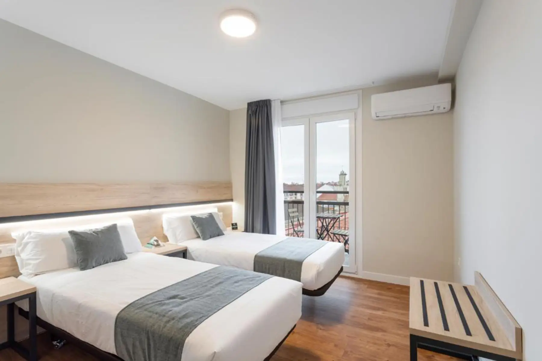 Dormitorio con dos camas y balcón — Apartamento de 2 habitaciones, InsideHome Palencia Catedral, Palencia
