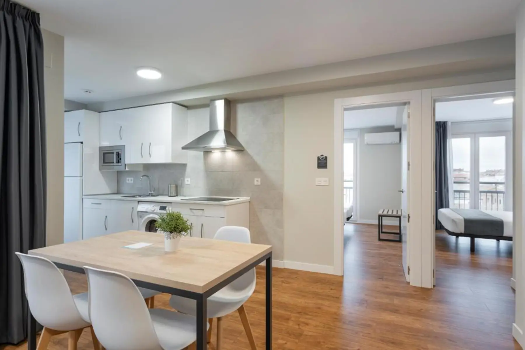 Comedor con acceso a los dormitorios — Apartamento de 2 habitaciones, InsideHome Palencia Catedral, Palencia