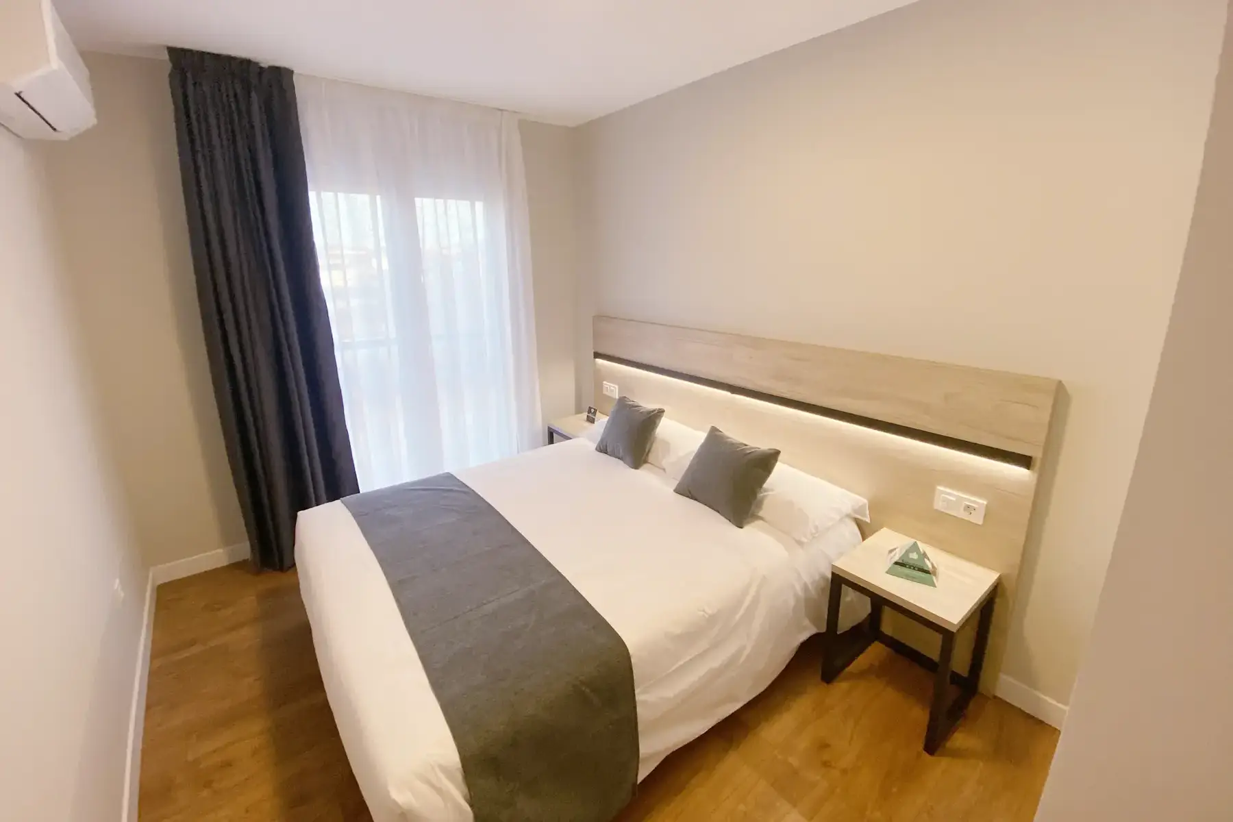 Cama doble con cabecero iluminado — Apartamento de 2 habitaciones, InsideHome Palencia Catedral, Palencia