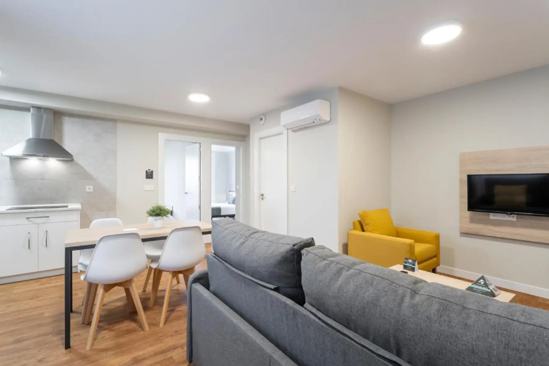 Salón con sofá y televisión — Apartamento de 2 habitaciones, InsideHome Palencia Catedral, Palencia