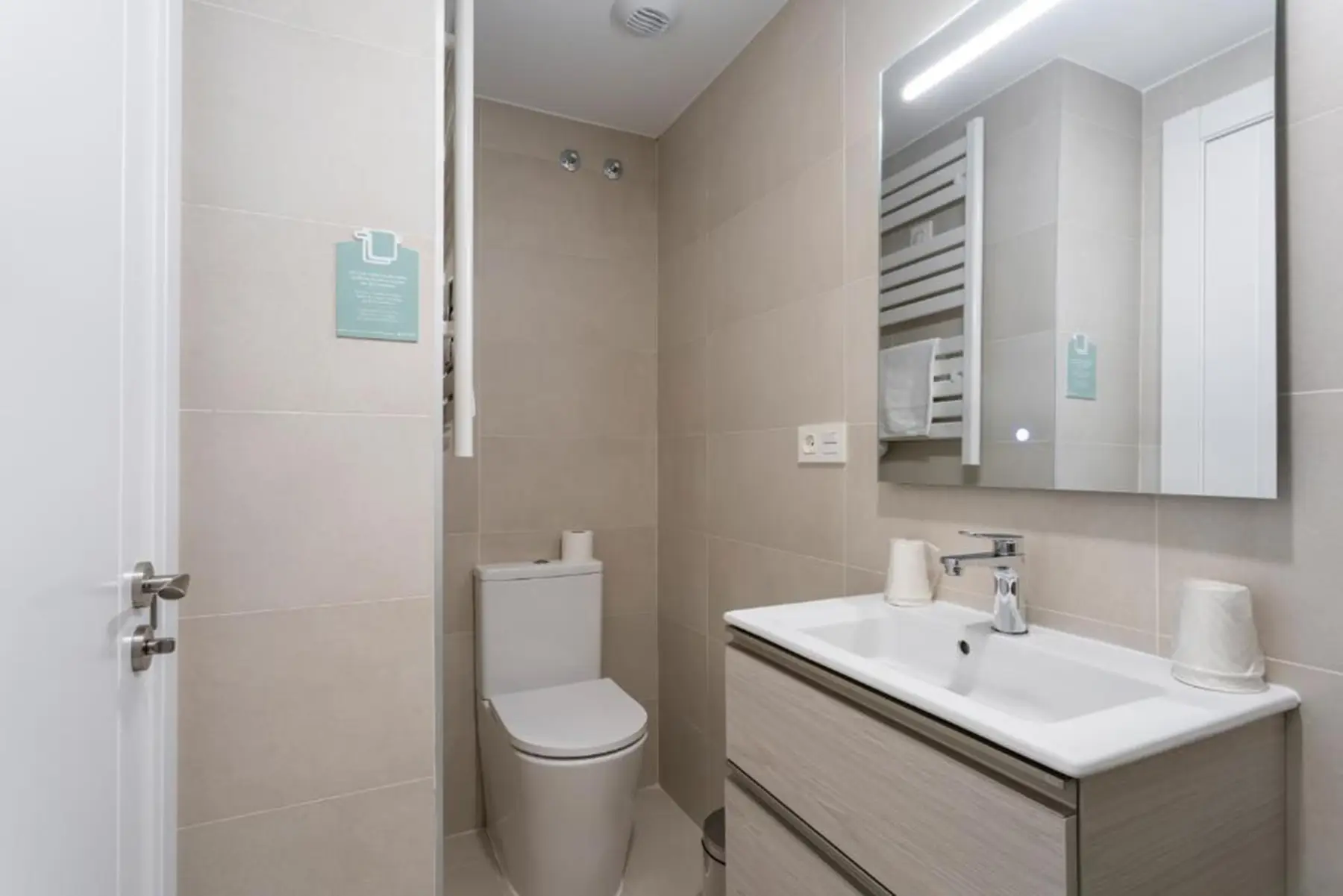 Baño con lavabo e inodoro — Apartamento de 2 habitaciones, InsideHome Palencia Catedral, Palencia