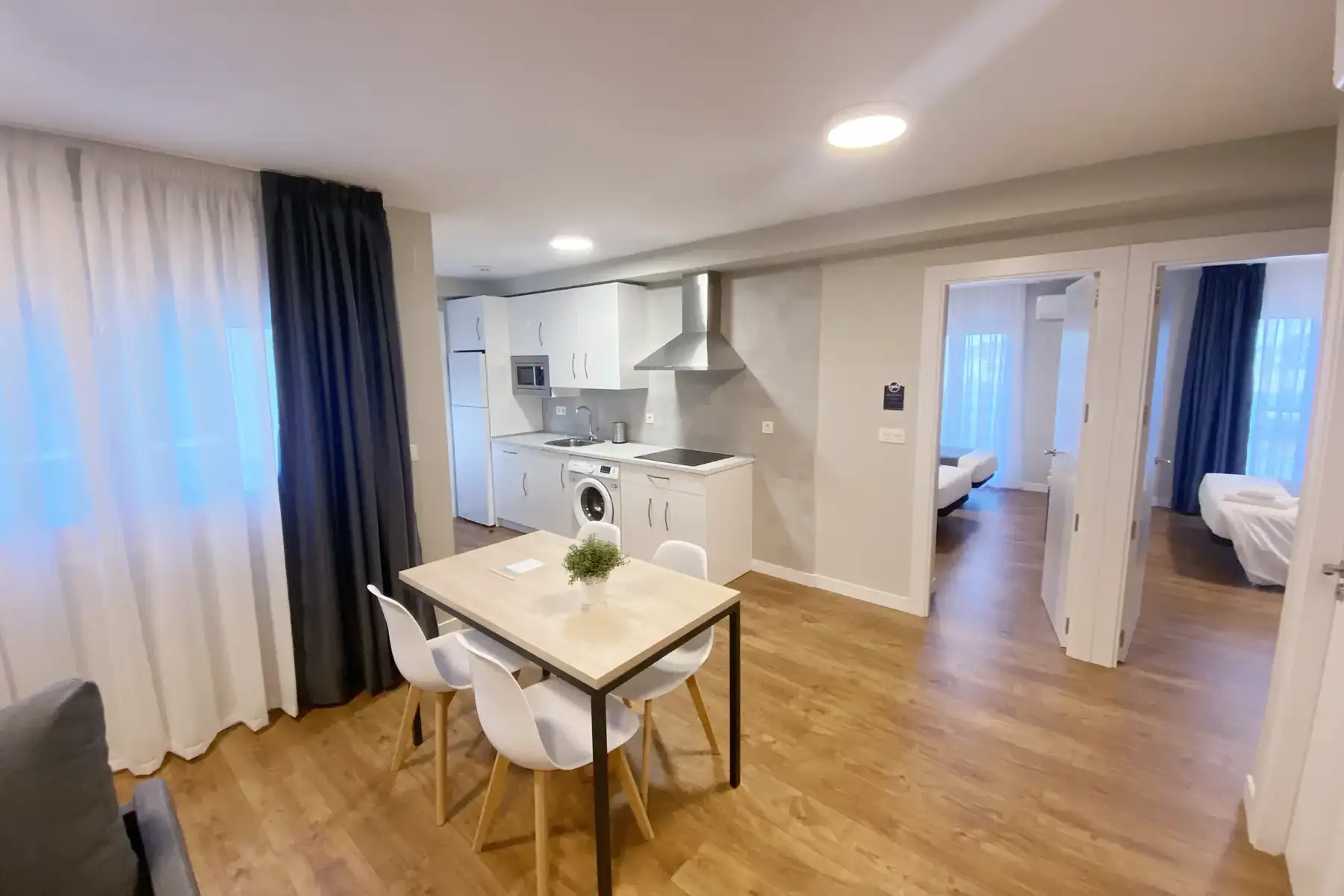 Comedor con cocina y dormitorios — Apartamento de 2 habitaciones, InsideHome Palencia Catedral, Palencia
