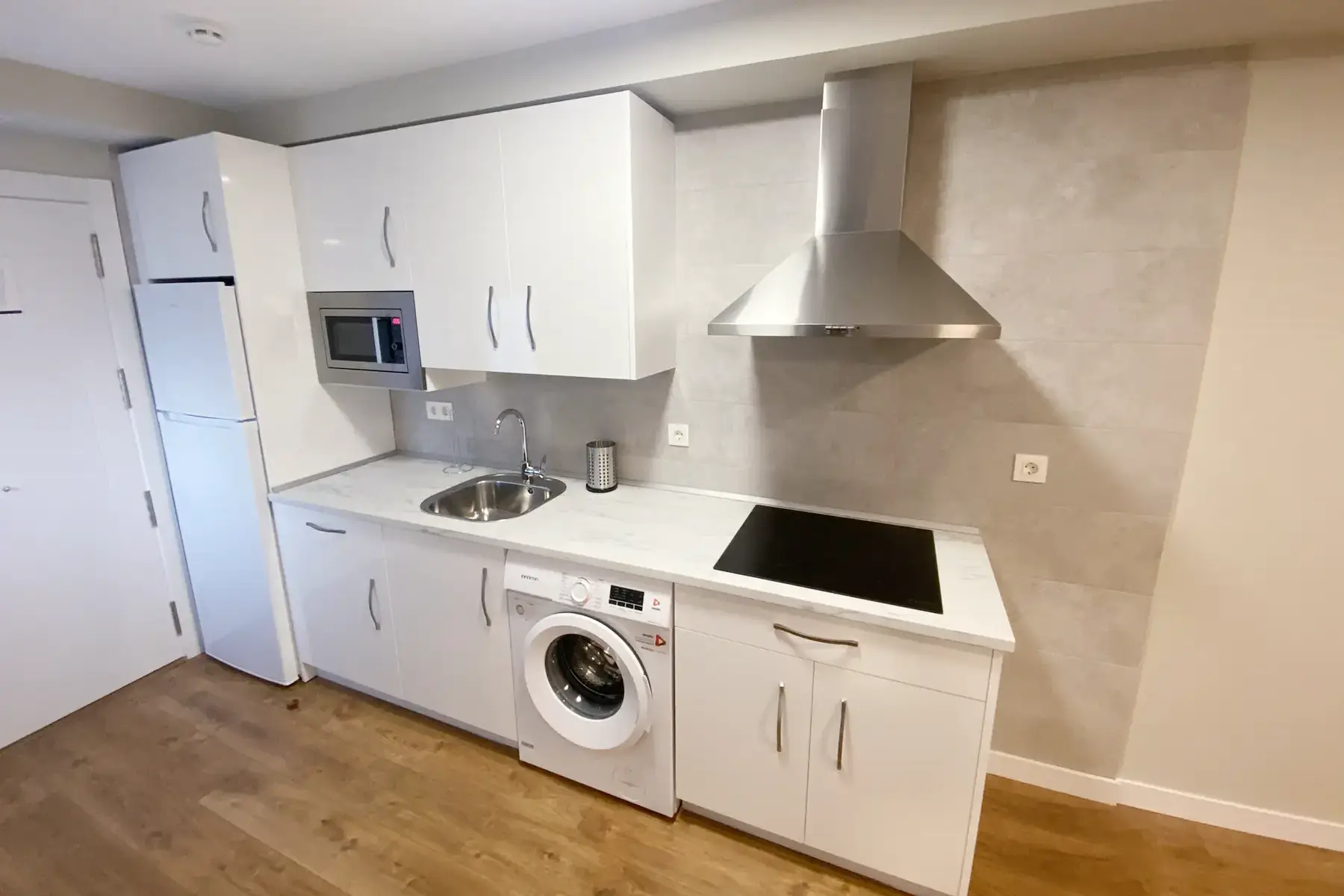 Cocina con vitrocerámica y lavadora — Apartamento de 2 habitaciones, InsideHome Palencia Catedral, Palencia