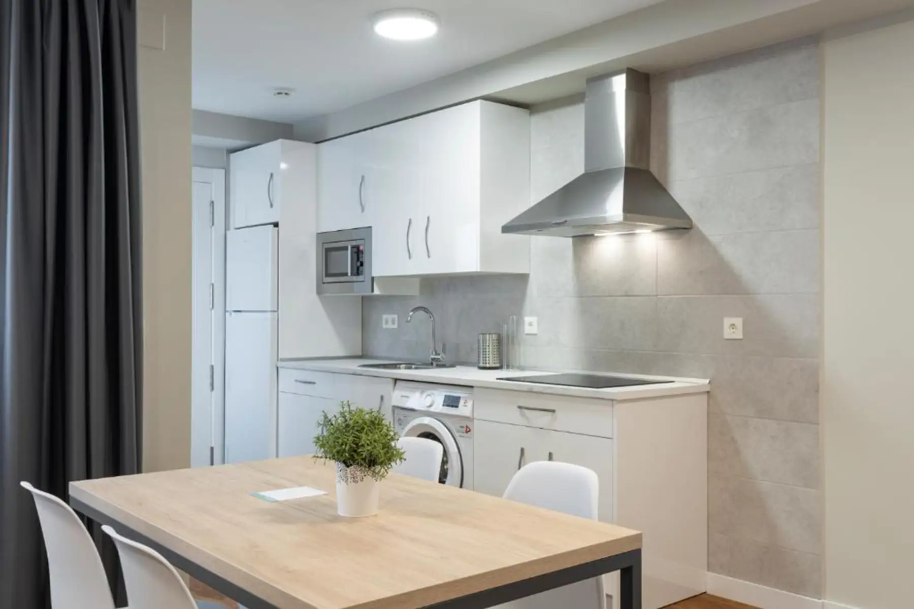 Cocina abierta con mesa de comedor — Apartamento de 2 habitaciones, InsideHome Palencia Catedral, Palencia