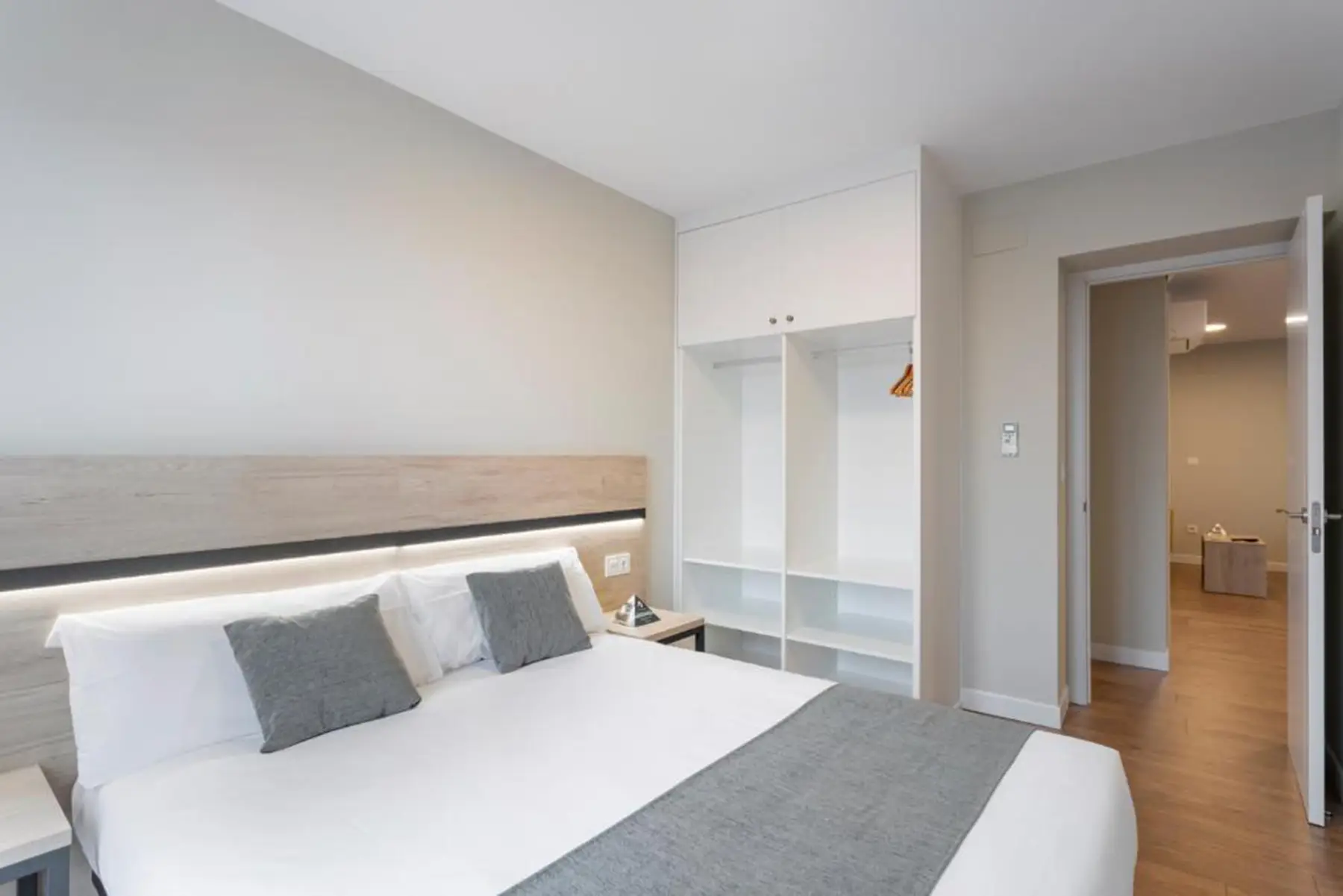 Dormitorio con cama doble y armario — Apartamento de 2 habitaciones, InsideHome Palencia Catedral, Palencia