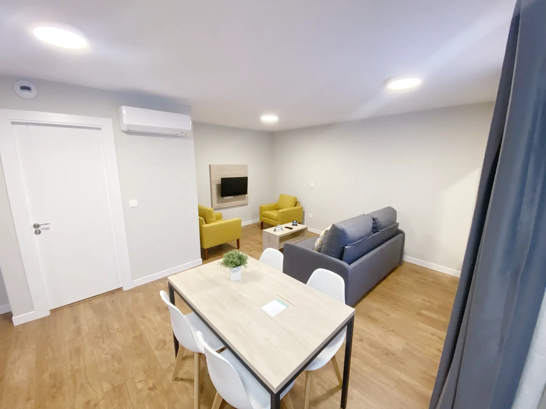 Salón con butacas y sofá — Apartamento de 2 habitaciones, InsideHome Palencia Catedral, Palencia