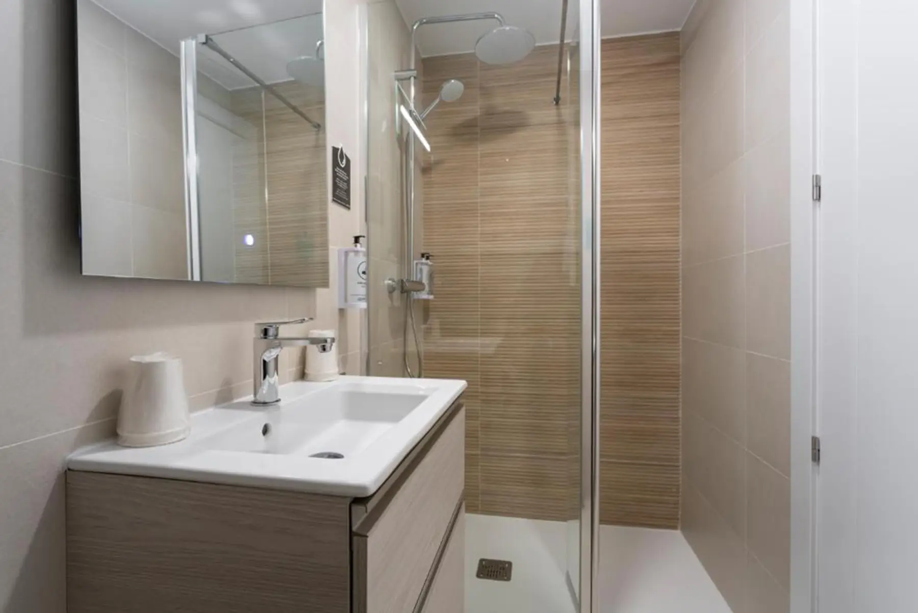 Baño con ducha y lavabo — Apartamento de 2 habitaciones, InsideHome Palencia Catedral, Palencia