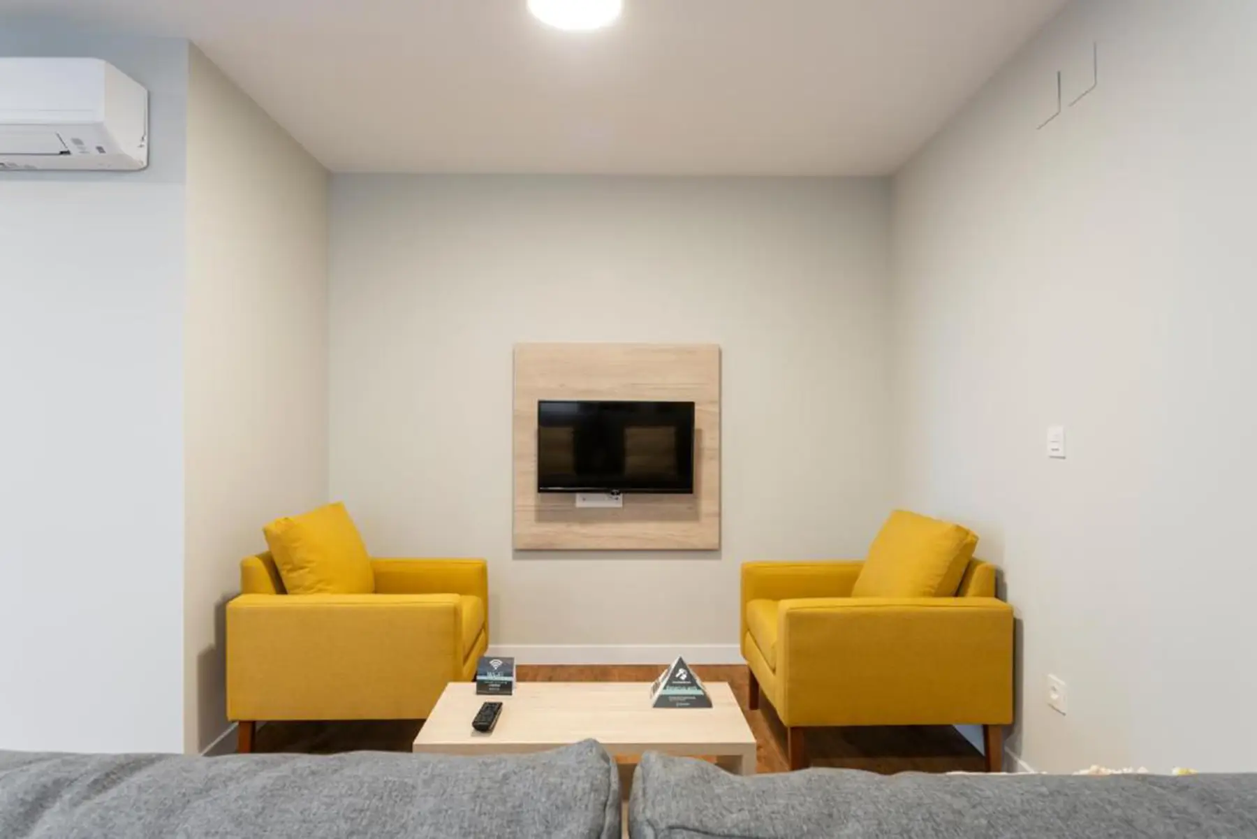 Sala de estar con televisión — Apartamento de 2 habitaciones, InsideHome Palencia Catedral, Palencia