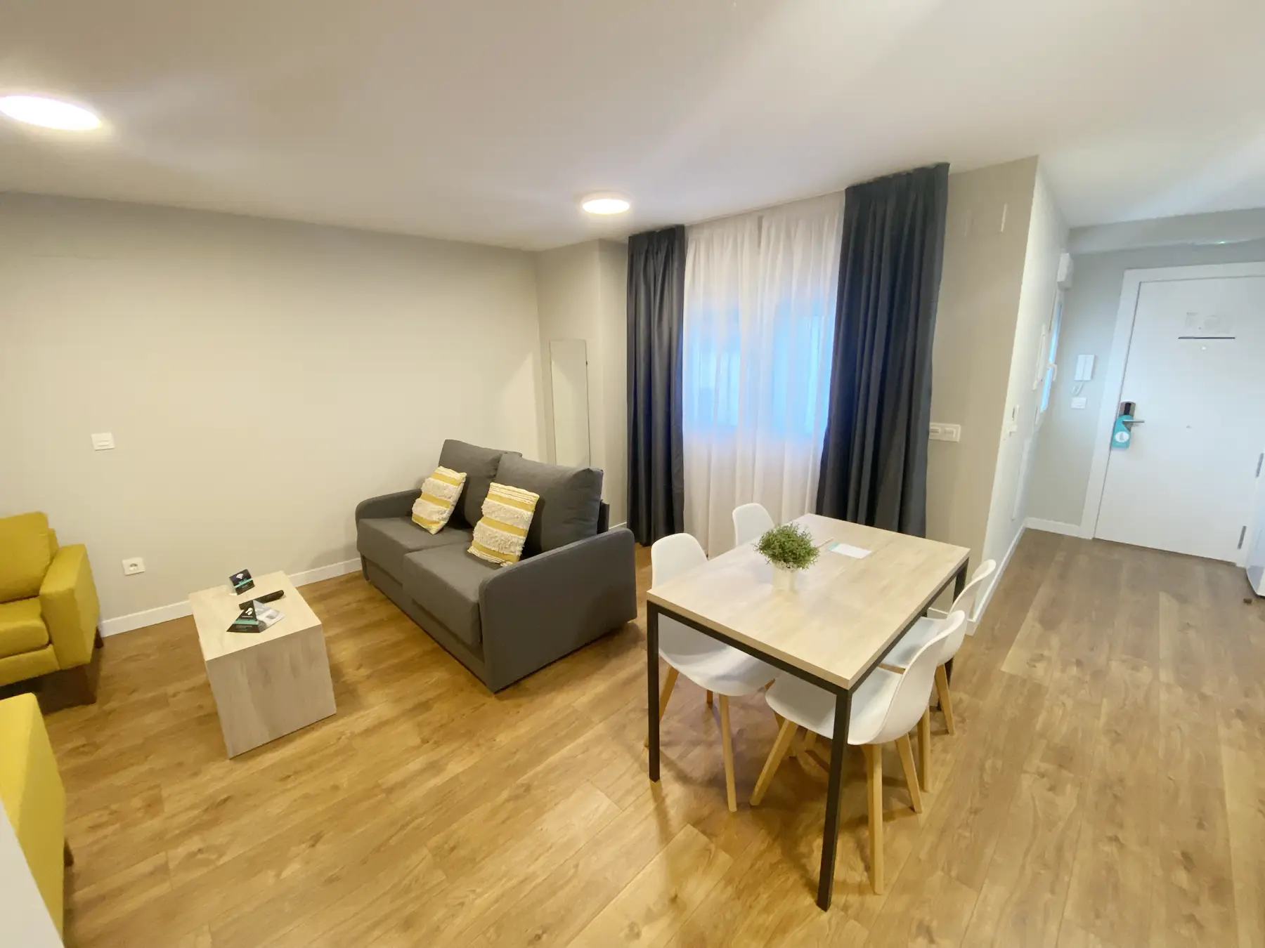 Salón con sofá y comedor — Apartamento de 2 habitaciones, InsideHome Palencia Catedral, Palencia